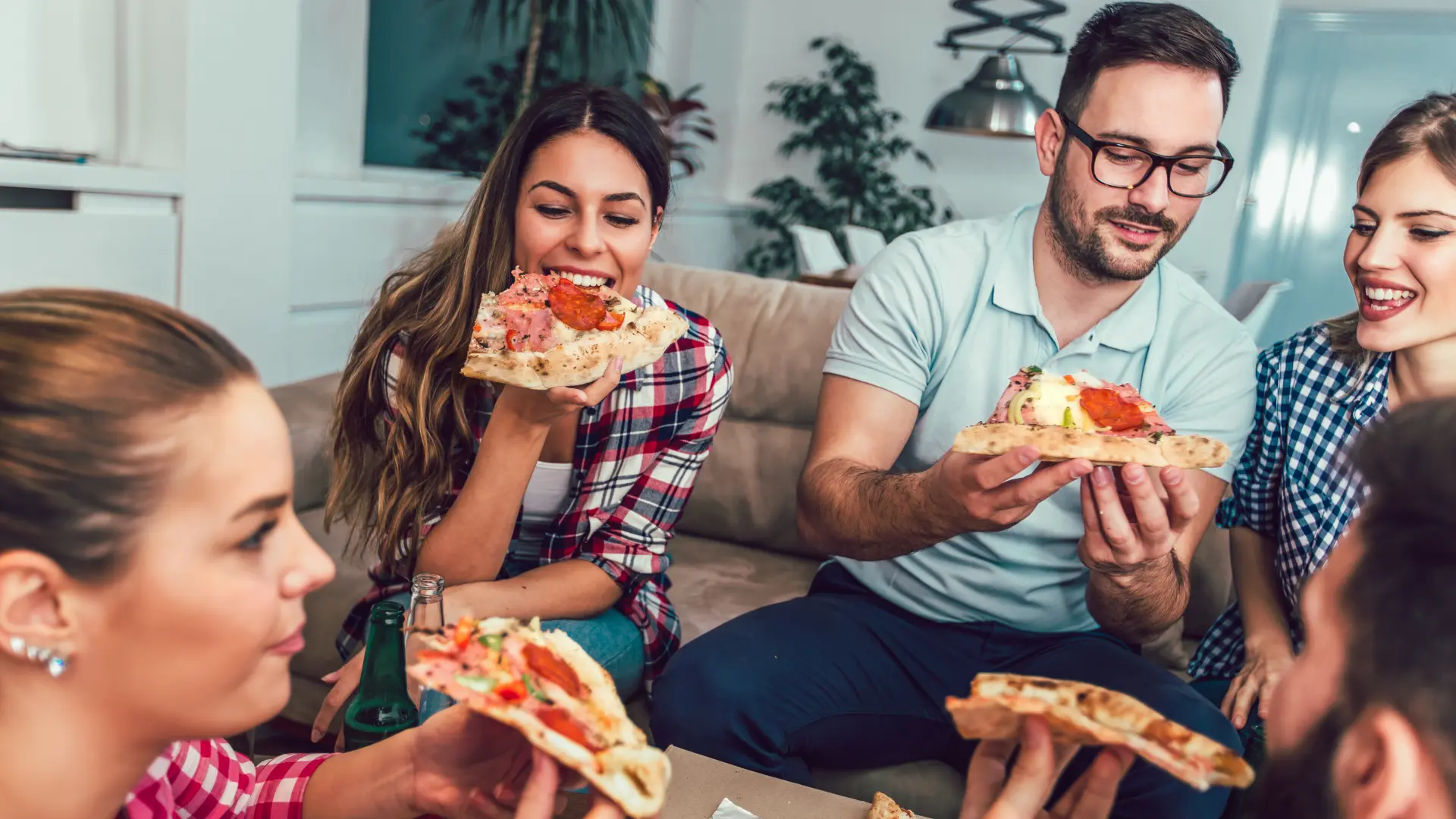 shutterstock_1040839621 pica brza hrana večera nezdrava hrana druženje prijatelji-6989c211831f3.webp