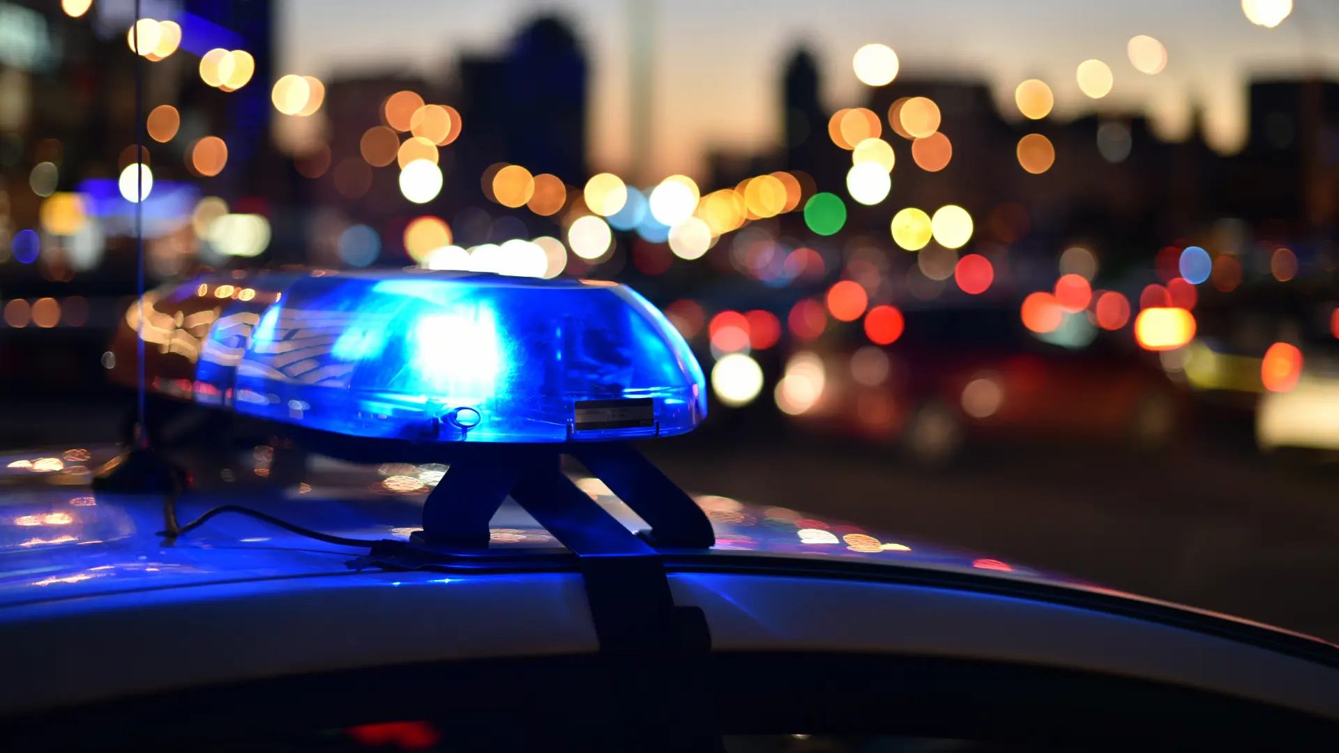 shutterstock_1164796372 policija grad otraga sirena svetla veče-699c490095da4.webp