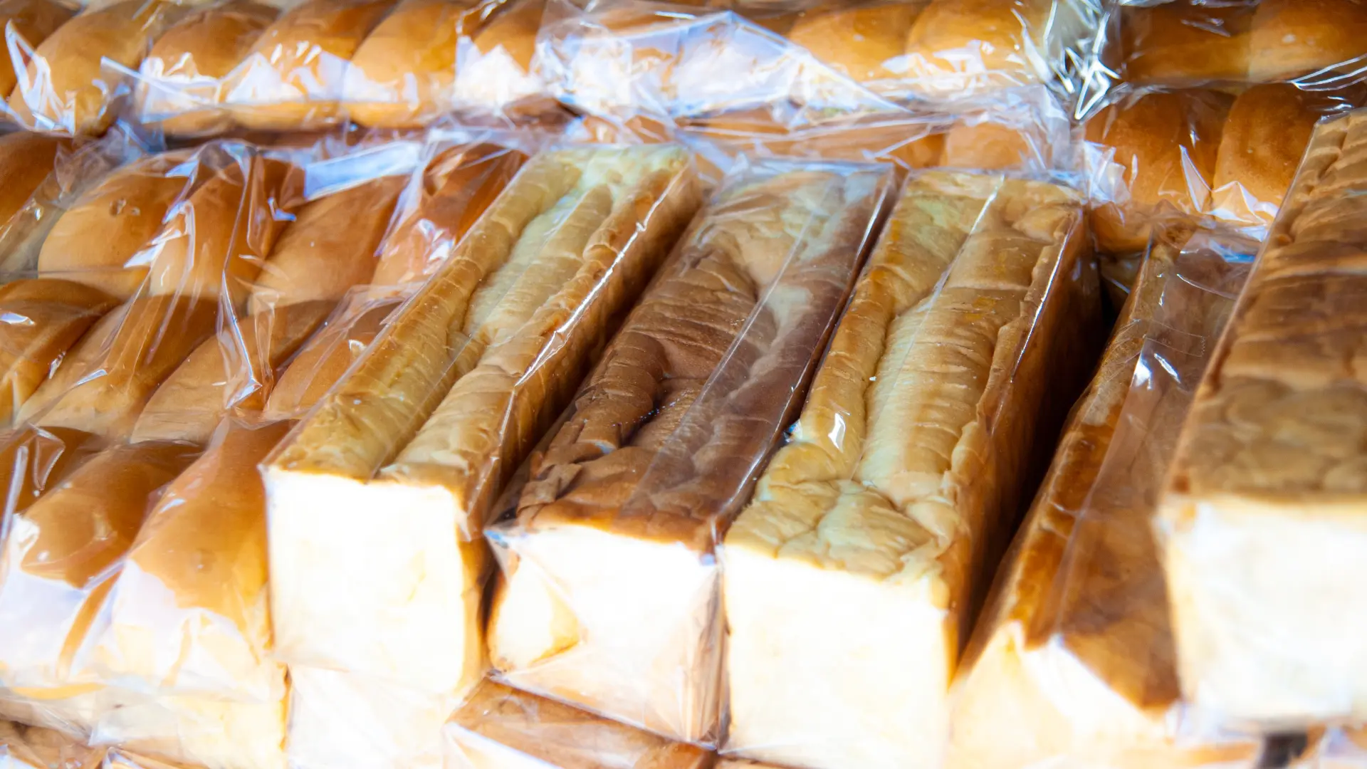 shutterstock_1536380492 hleb u kesi aditivi tost hleb bread industrijski hleb-698ef8fa448f4.webp