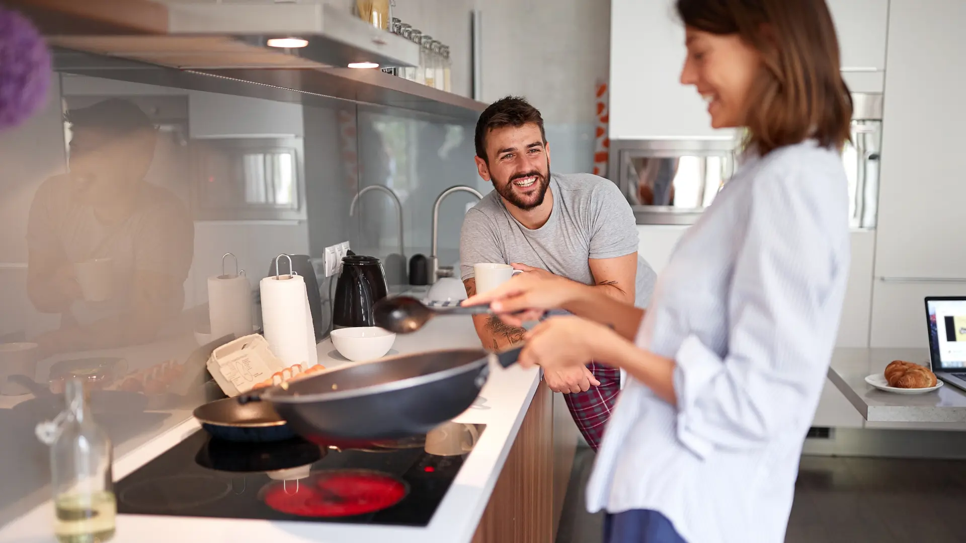 shutterstock_1611978889 kuvanje ljubav dejt sastanak osmeh veza brak spremanje ručka tiganj šporet kuhinja-69907ed1c07e0.webp