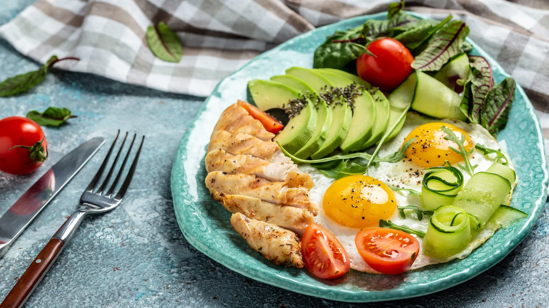 shutterstock_1932824153 jaja avokado ishrana piletina meso doručak ručak večera hrana ishrana-697f7281cc646.webp