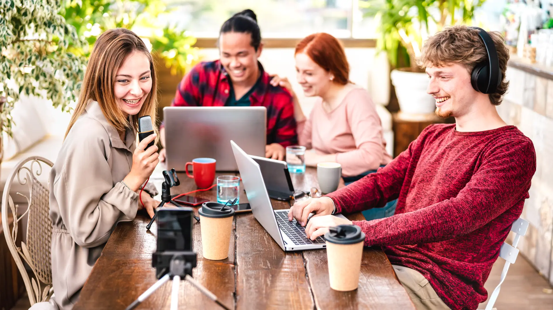 shutterstock_1974305153 društvo druženje tam bilding priroda rad posao učenje mladi generacija Z gen Z  snimanje društvene mreže-699c3d8312e05.webp