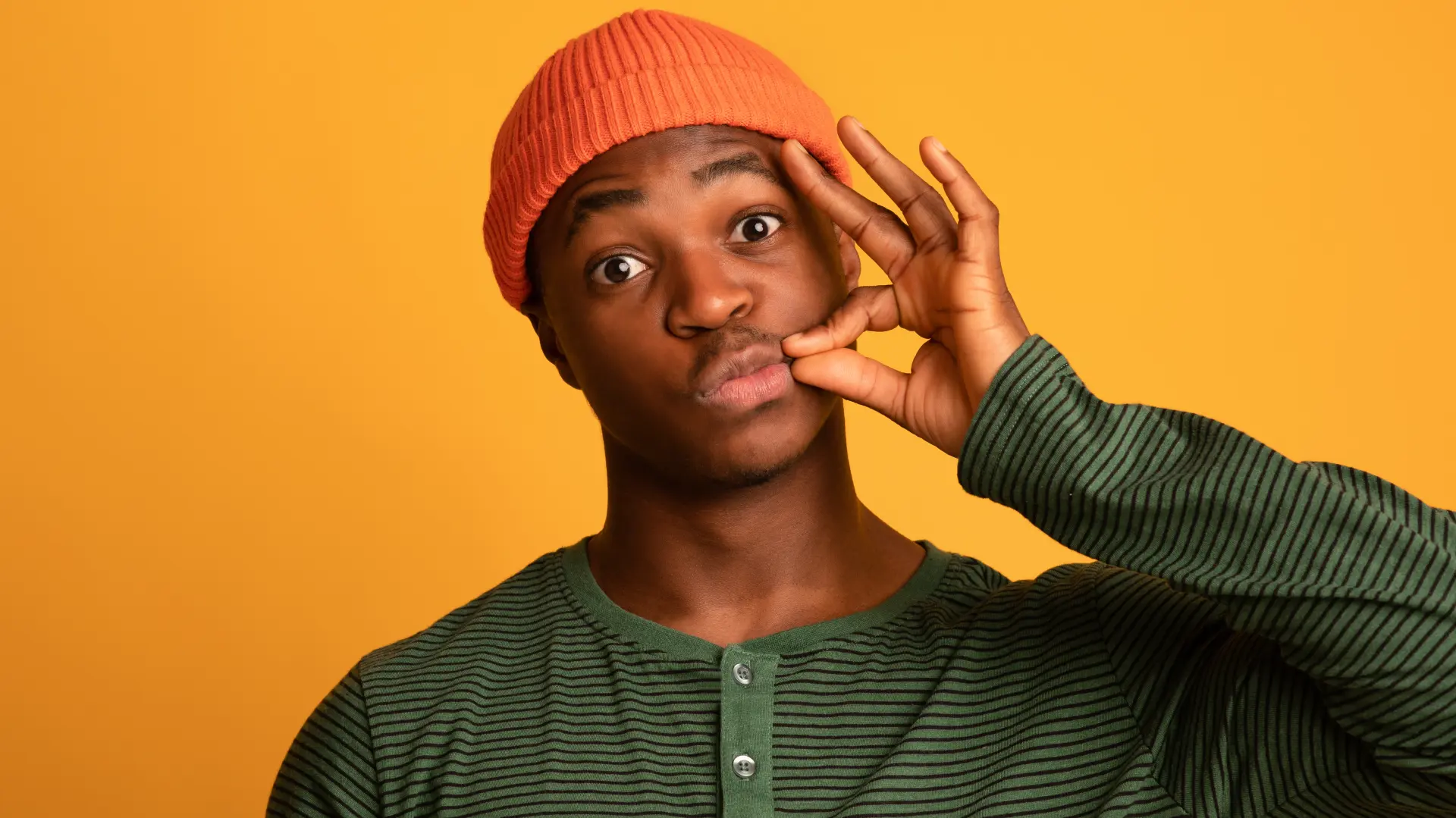 shutterstock_1990126754 pst tajna ćutanje crnac čuvanje tajne tišina-69871e2b13938.webp