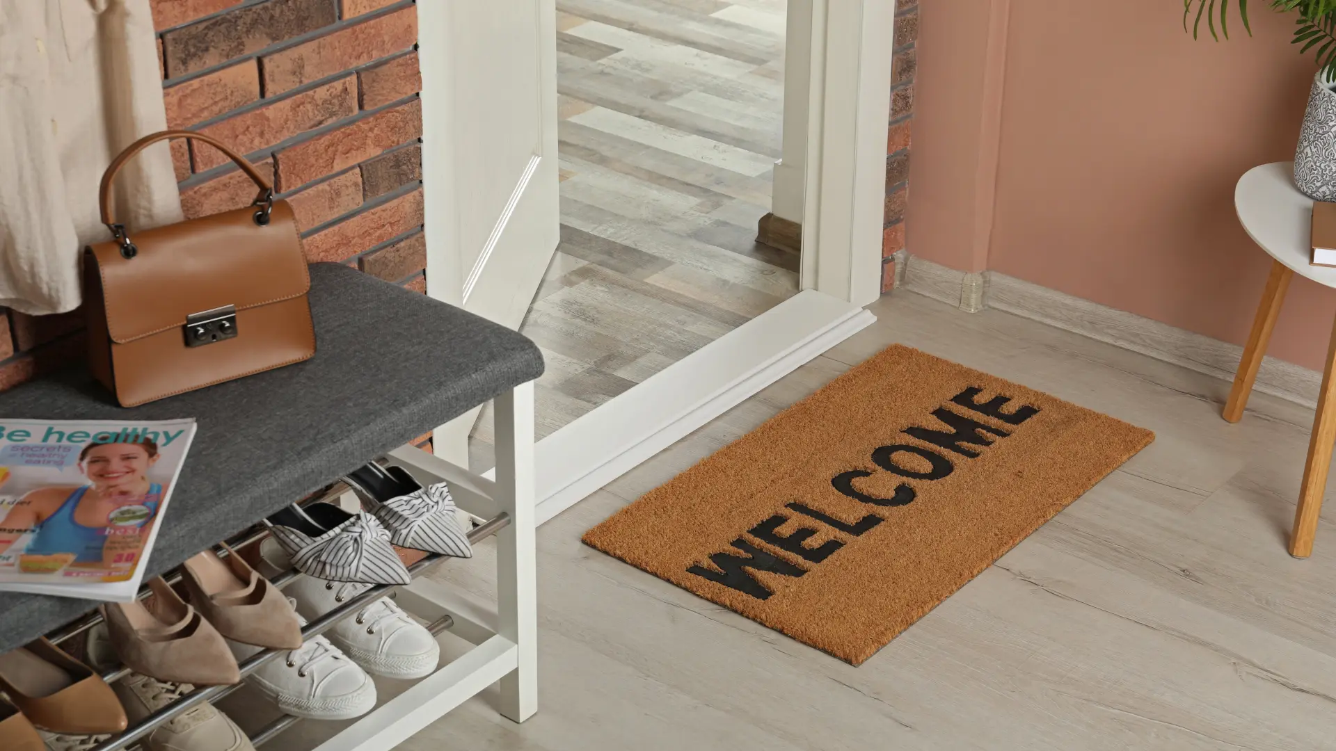 shutterstock_2220428115 kuća dom dobrodošli welcome otirač ispred vrata cipelarnik cipele torba tašna enterijer-6994609b99ca6.webp