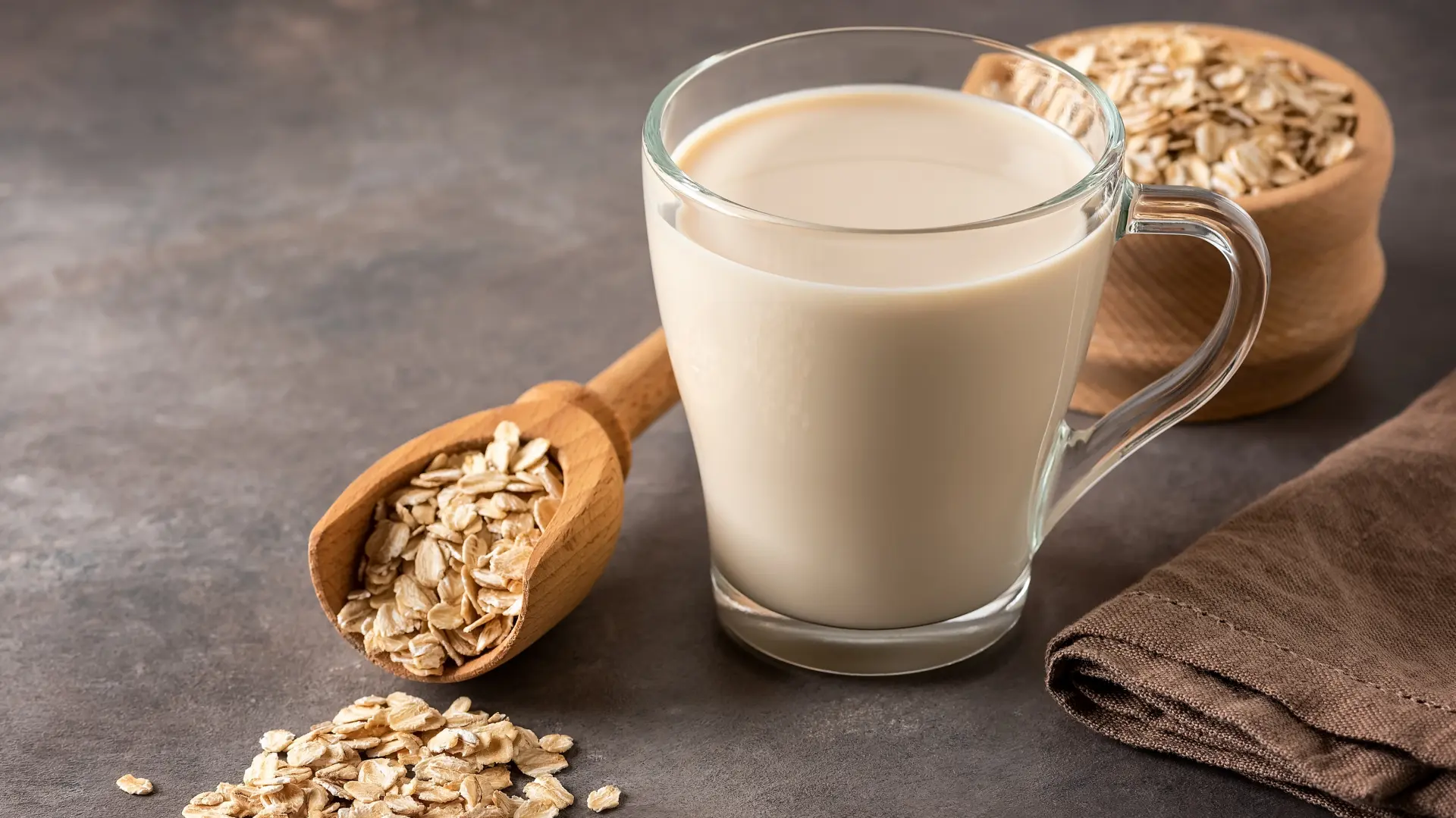 shutterstock_2366478379 Oat milk ovseno mleko-699b0089d2c71.webp