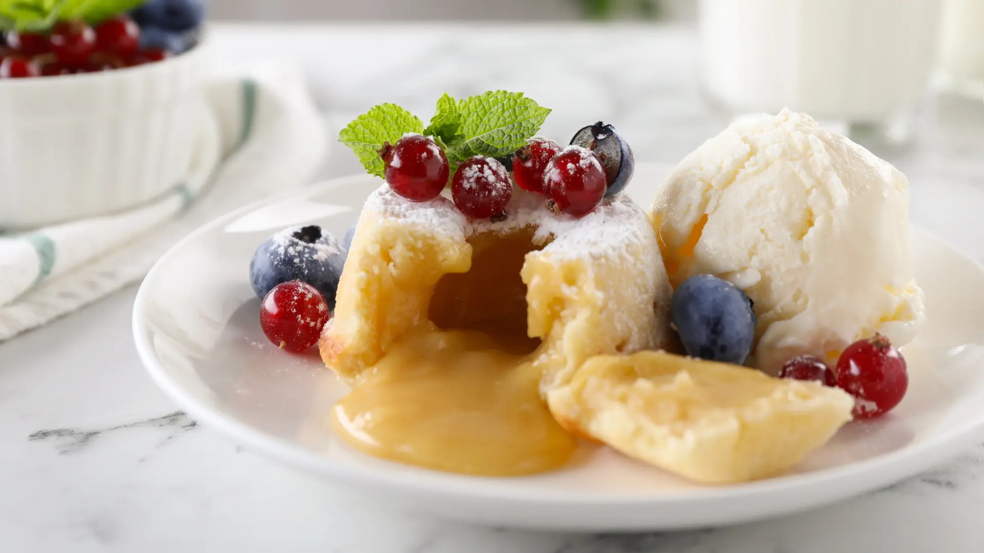 shutterstock_2396560145 bela lava kolač-6985f1c392043.webp