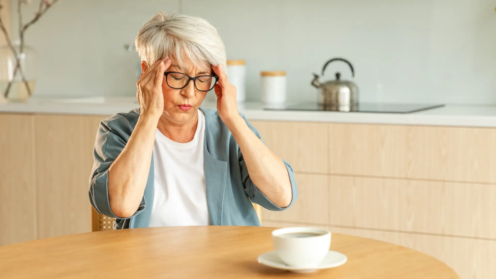 shutterstock_2409550993 glavobolja alchajmer žena kafa demencija menopauza glavobolja-699dec4de8810.webp