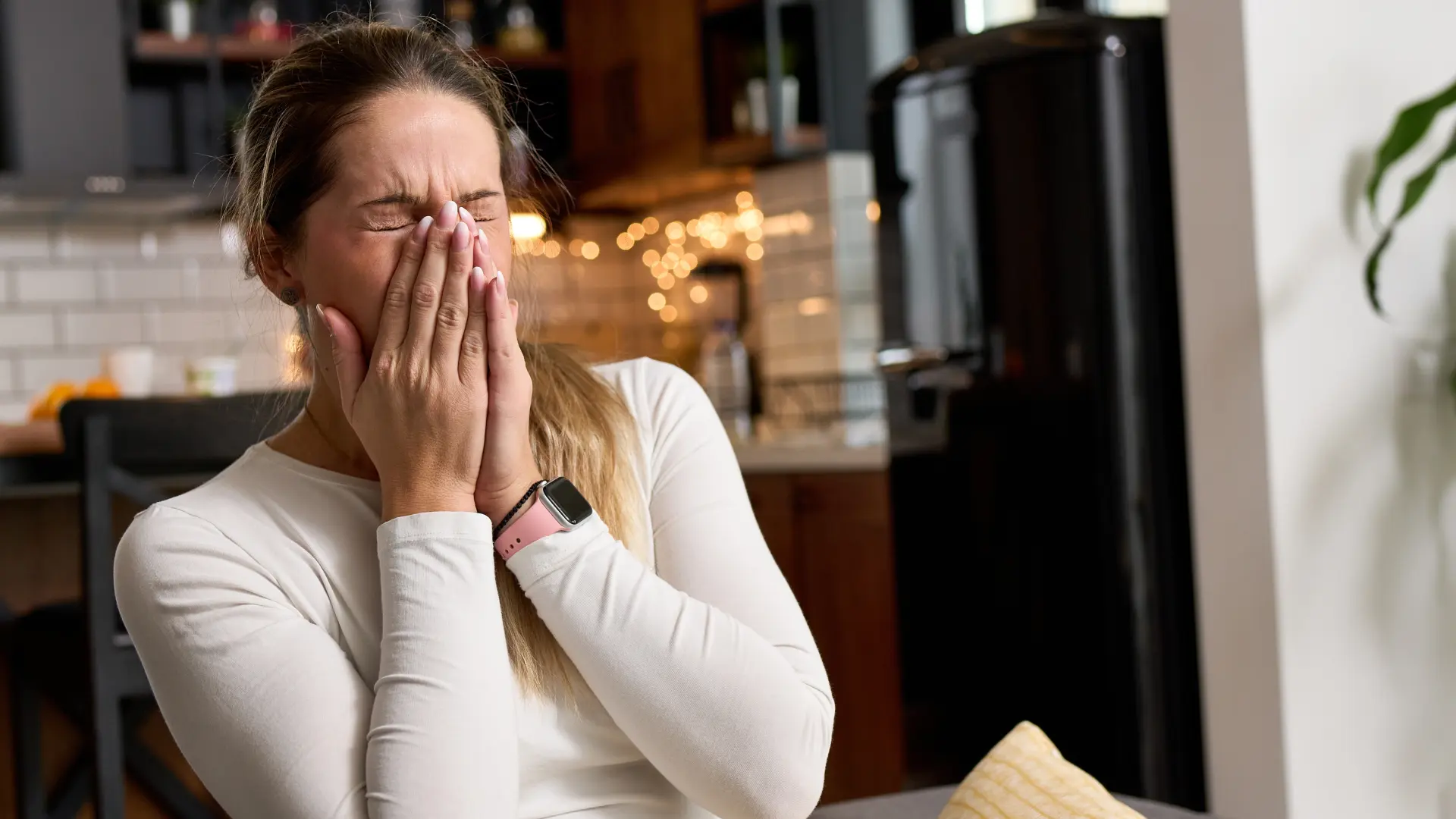 shutterstock_2435171627 kijanje prehlada žena umor stres-698d99a4501a1.webp