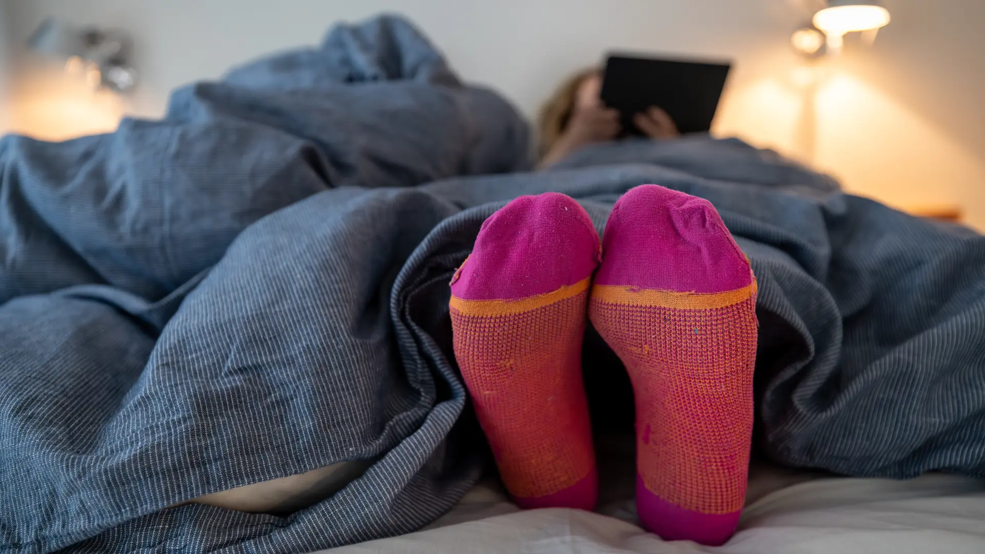 shutterstock_2452297699 spavanje u čarapama čarape-69a34003cadfd.webp