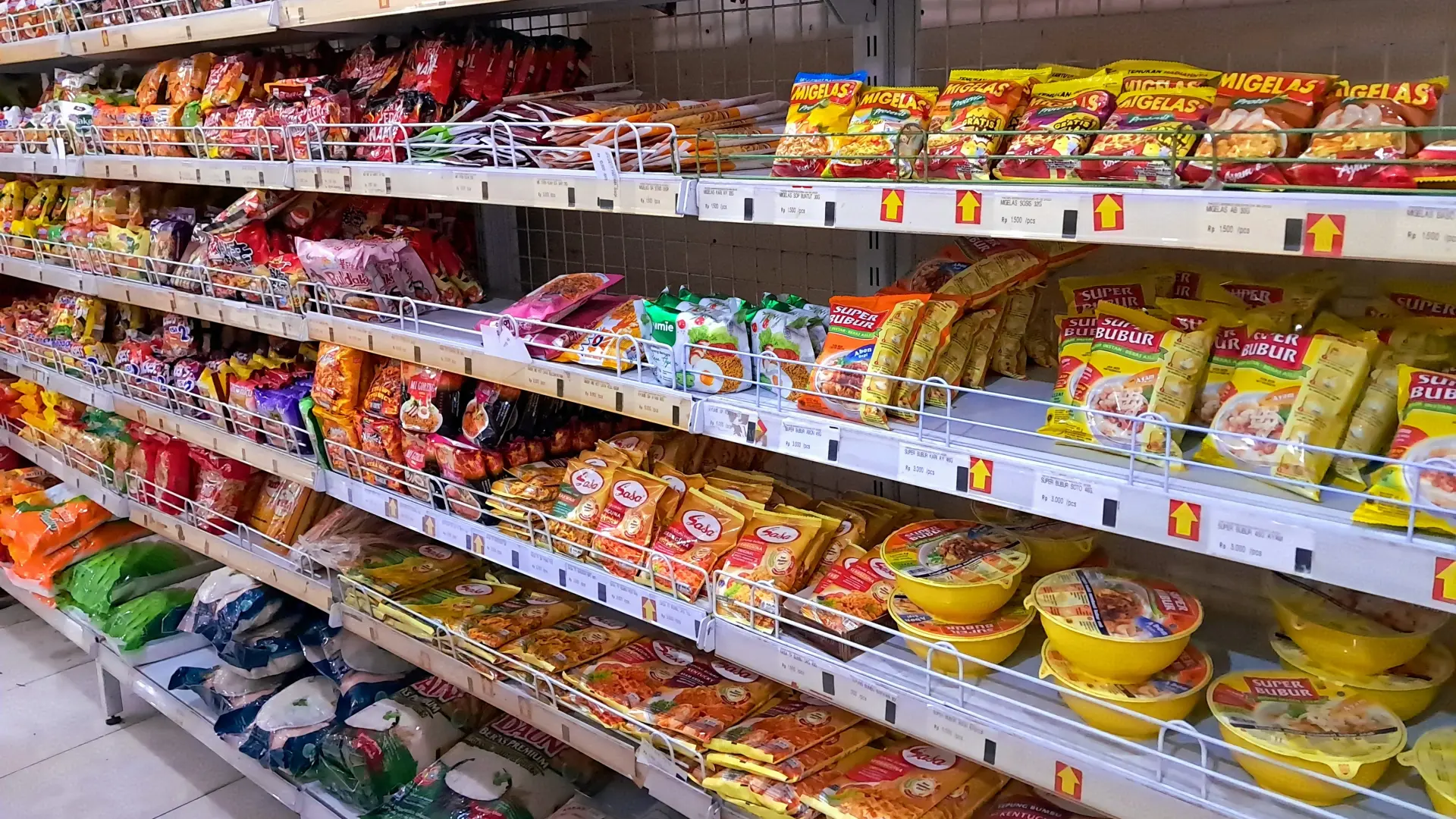 shutterstock_2513447765 prodavnica market ultra prerađena hrana prerađevine nezdrava hrana-698b16b316932.webp