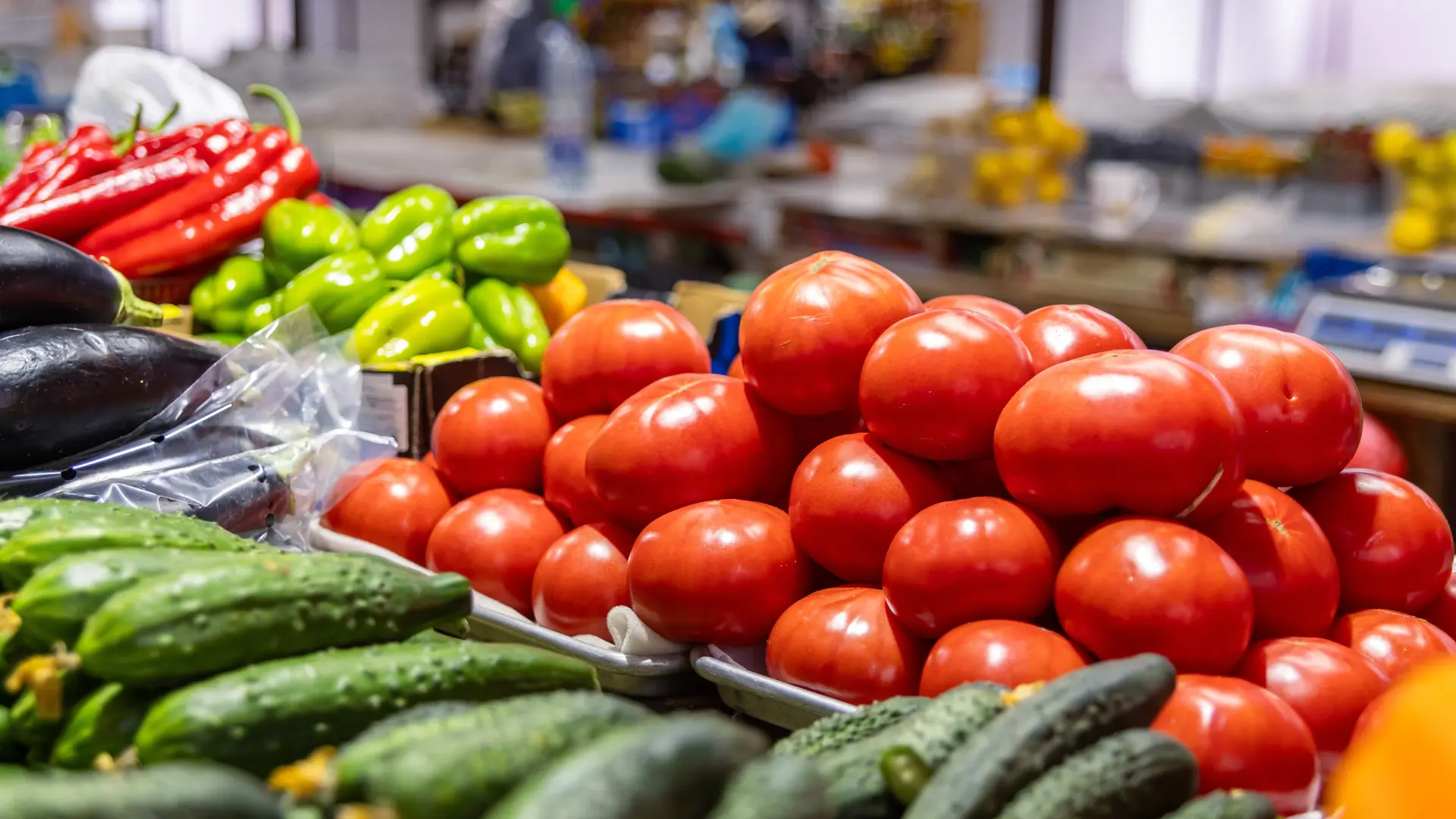 shutterstock_2609502385 povrće paradajz pijaca krastavci krastavac paprika patlidžan market piljarnica-69862ad13ed14.webp