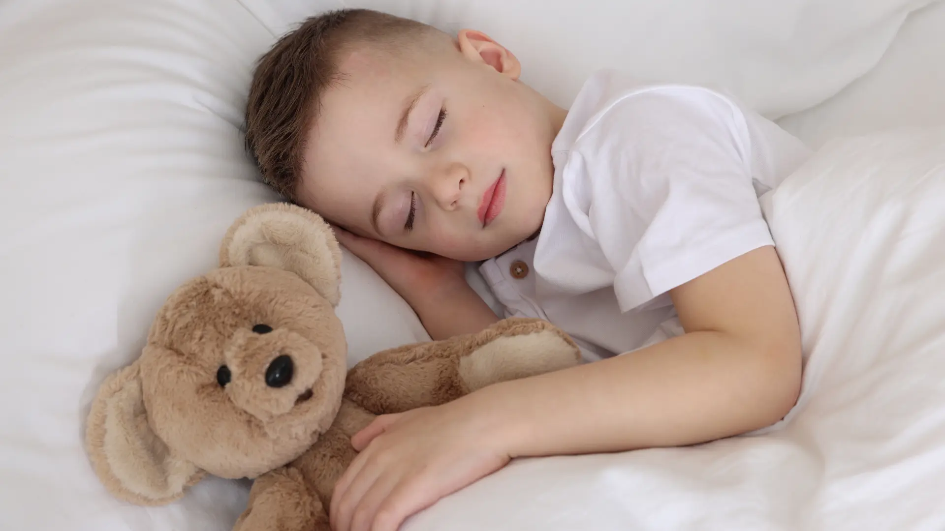 shutterstock_2616515817 dete dečak deca spavanje igračka san-6981bc3b4452f.webp