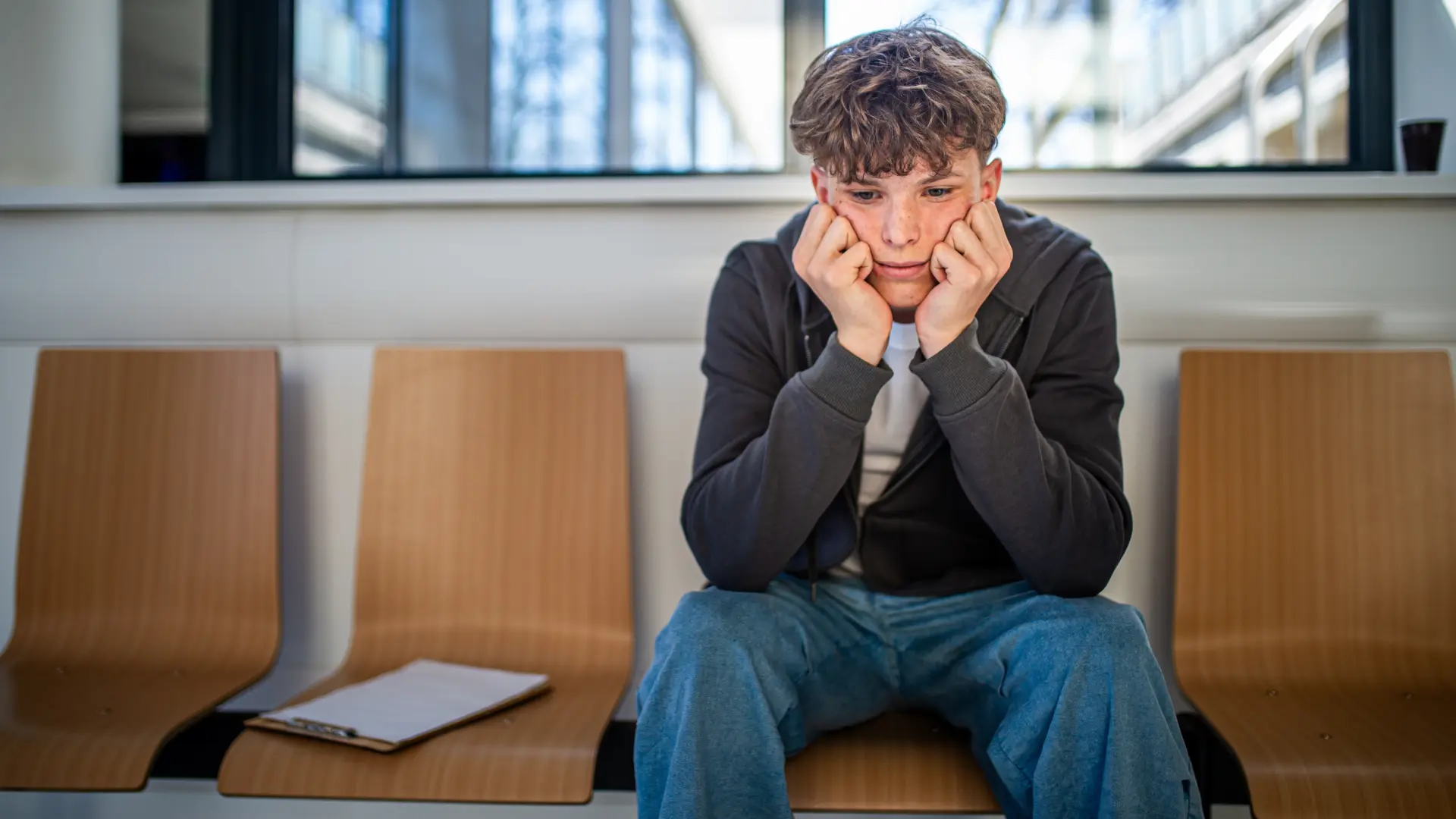 shutterstock_2629427805 zabrinutost tinejdžer škola vršnjačko nasilje depresija anksioznost adolescencija generacija zed gen z osamnaestogodišnjak dečko dečak muškarac-698ed9307447a.webp