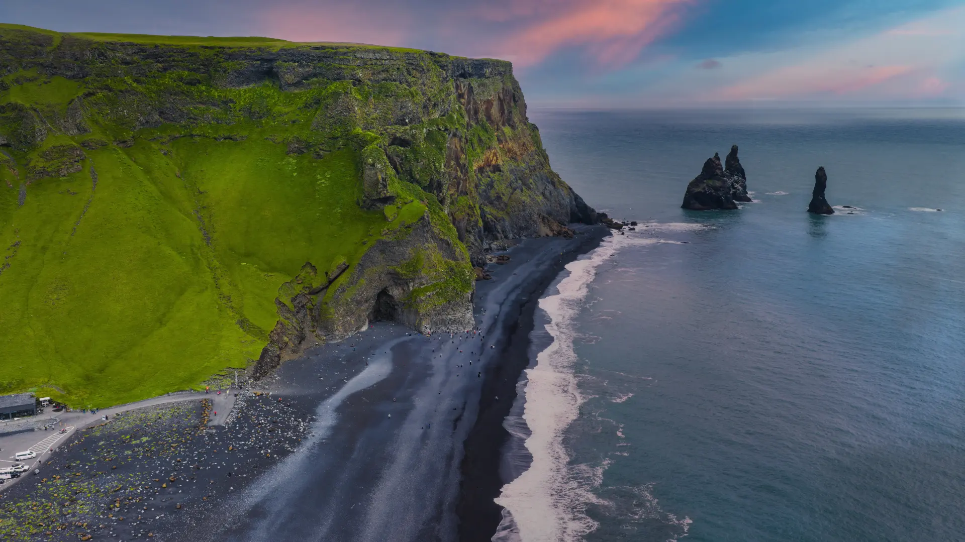 shutterstock_2669303973 Reynisfjara black sand beach crna plaža island-69905acb14d20.webp