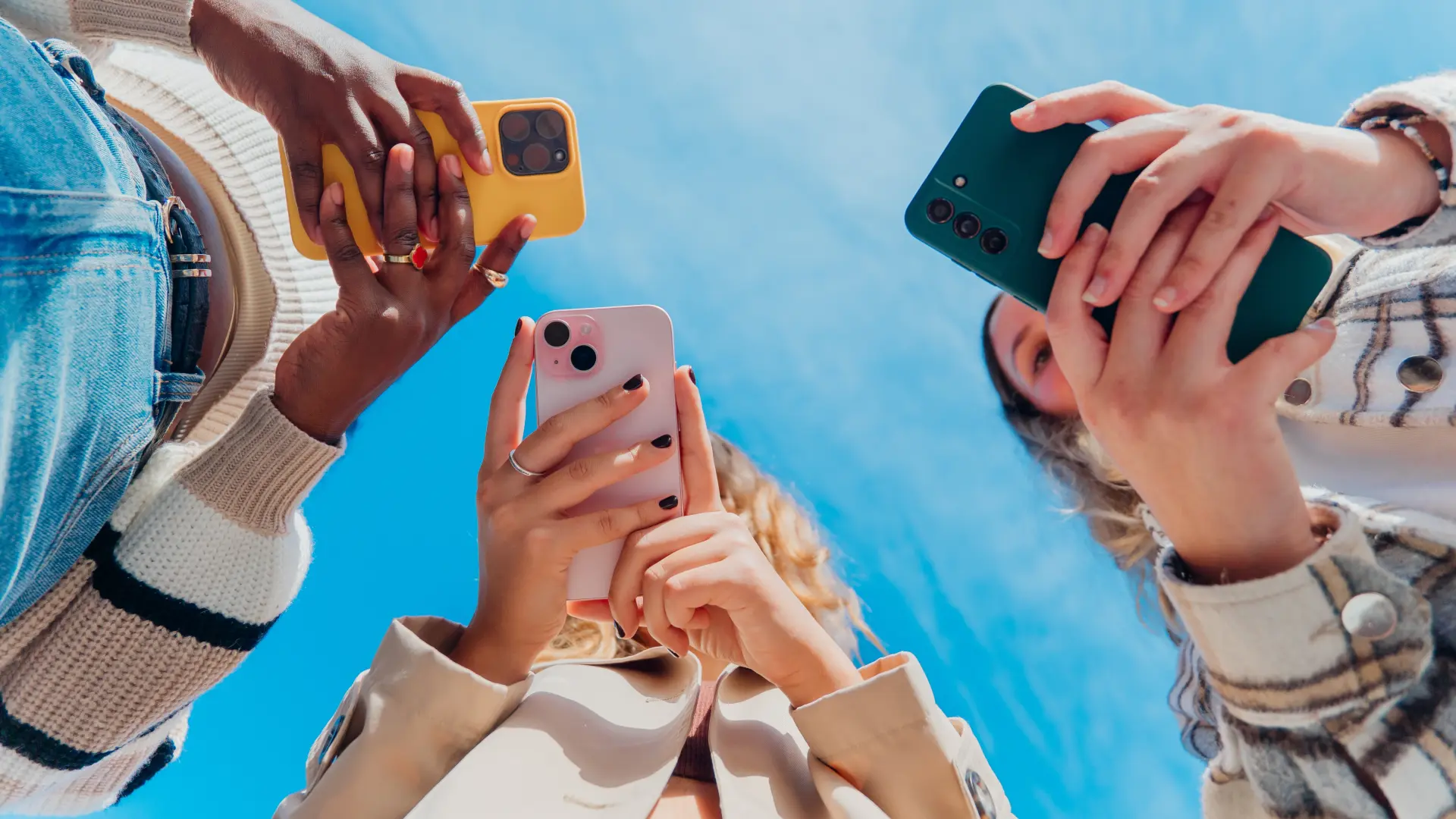 shutterstock_2684770645 društvene mreže instagram generacija Z telefon deca tinejdžeri tiktok realnost-698704ffdd766.webp