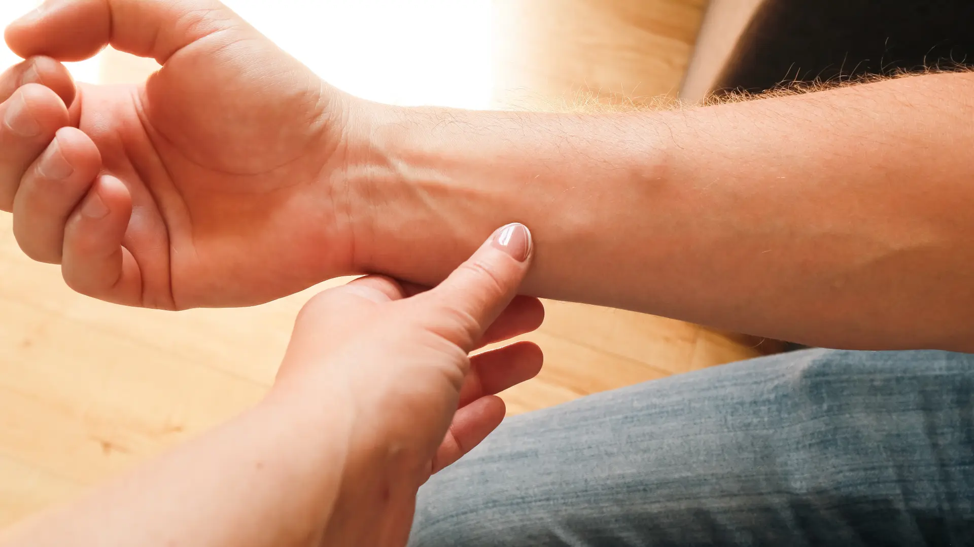 shutterstock_2696346061 kvržice na telu ruka bubuljica podkožna masno tkivo tumor-6988a5d848df1.webp