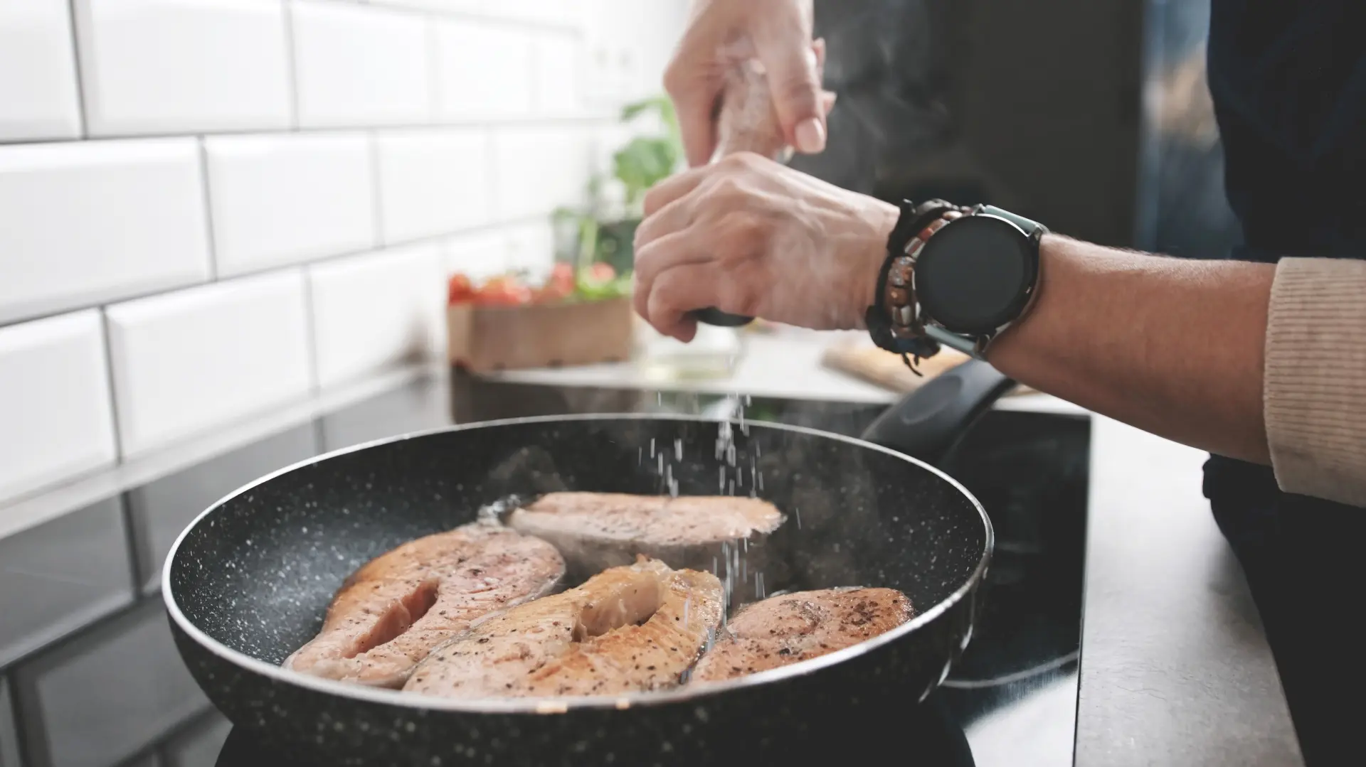 shutterstock_2702847101 prženje ribe riba tiganj kuhinja so sol soljenje hrane-699dfa0515468.webp