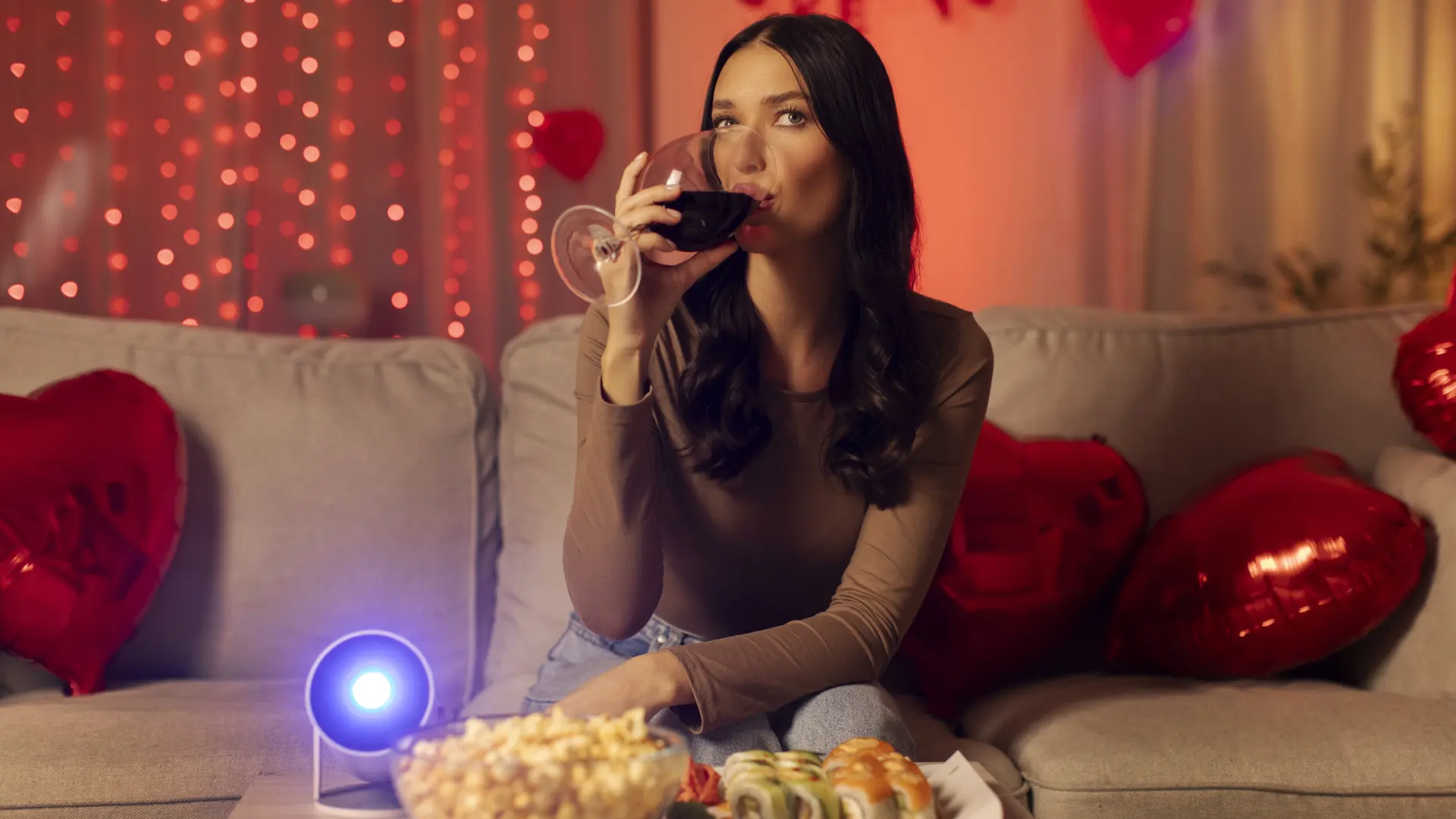 shutterstock_2718239367 devojka žena dan zaljubljenih samoća usamljenost vino kokice film uživanje singl slobodna žena ljubav-699092c58e98f.webp