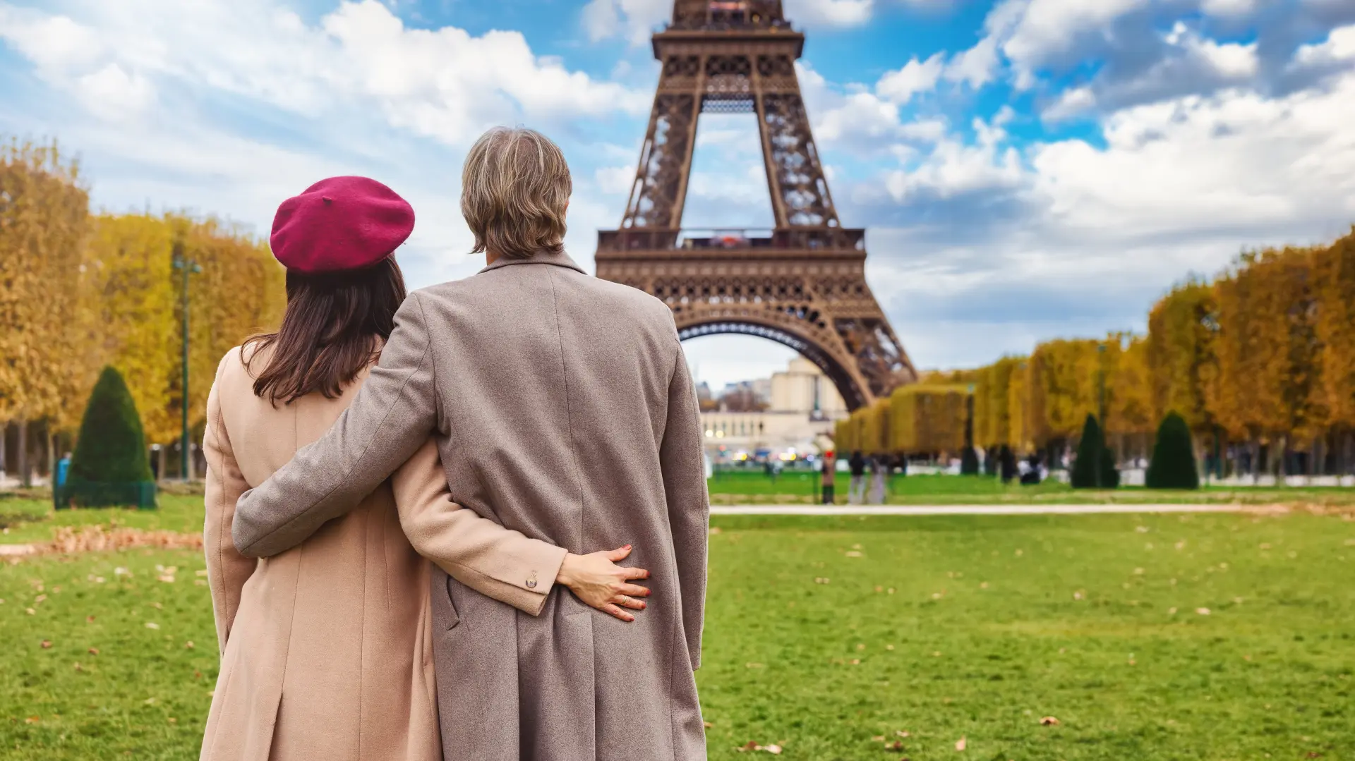 shutterstock_2728706775 ljubav pariz francuska jesen-698ee2e24ec85.webp