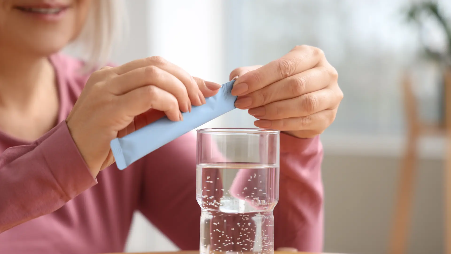 shutterstock_2729606269 kolagen voda lepota žena menopauza vitamini imunitet imuno-69a18659ceb63.webp