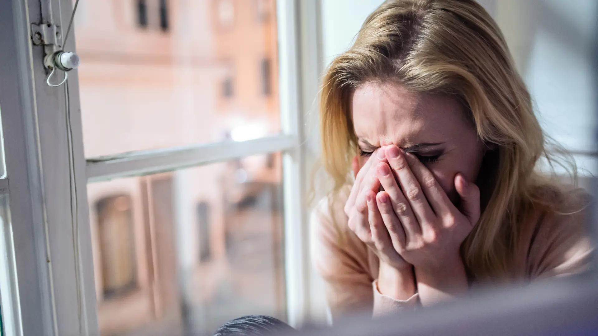 shutterstock_403907830 plakanje bol žena depresija mentalno zdravlje haos žena tuga bol plače-69a339f59482a.webp