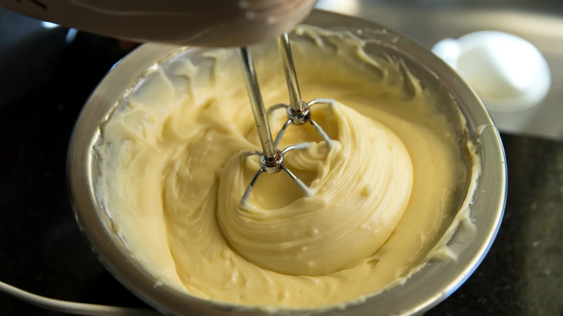 shutterstock_559646233 žuti fil puding od vanile vanila grudvice mikser torta kolač-699453ddb3514.webp