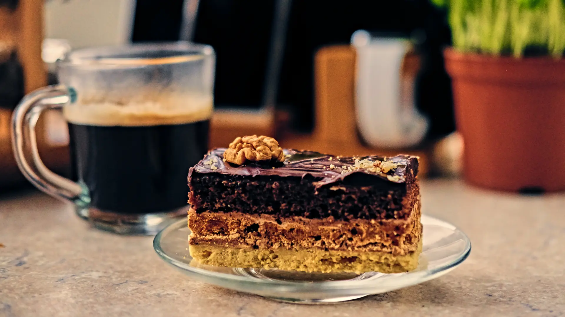 shutterstock_626685077 kapućino kocke kolač kafa-698f3a869413a.webp