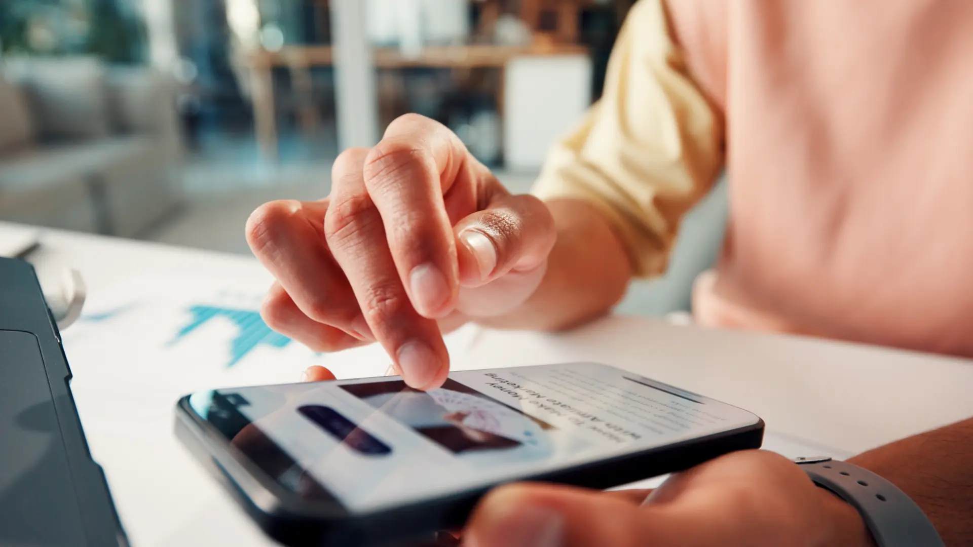 skrolovanje mobilni telefon-6980e78e13ed5.webp