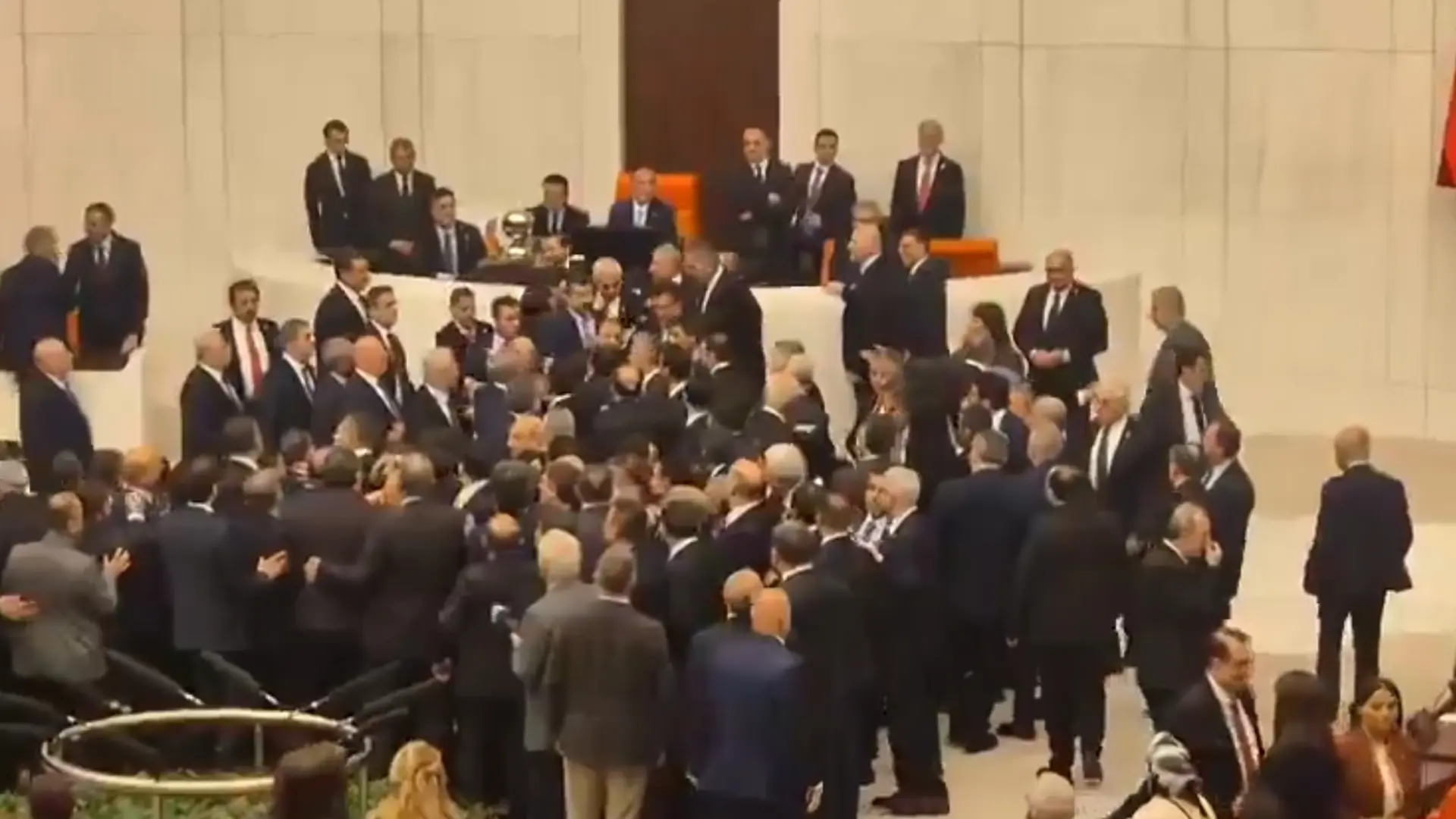 tuča parlament Turska-698cae330404e.webp