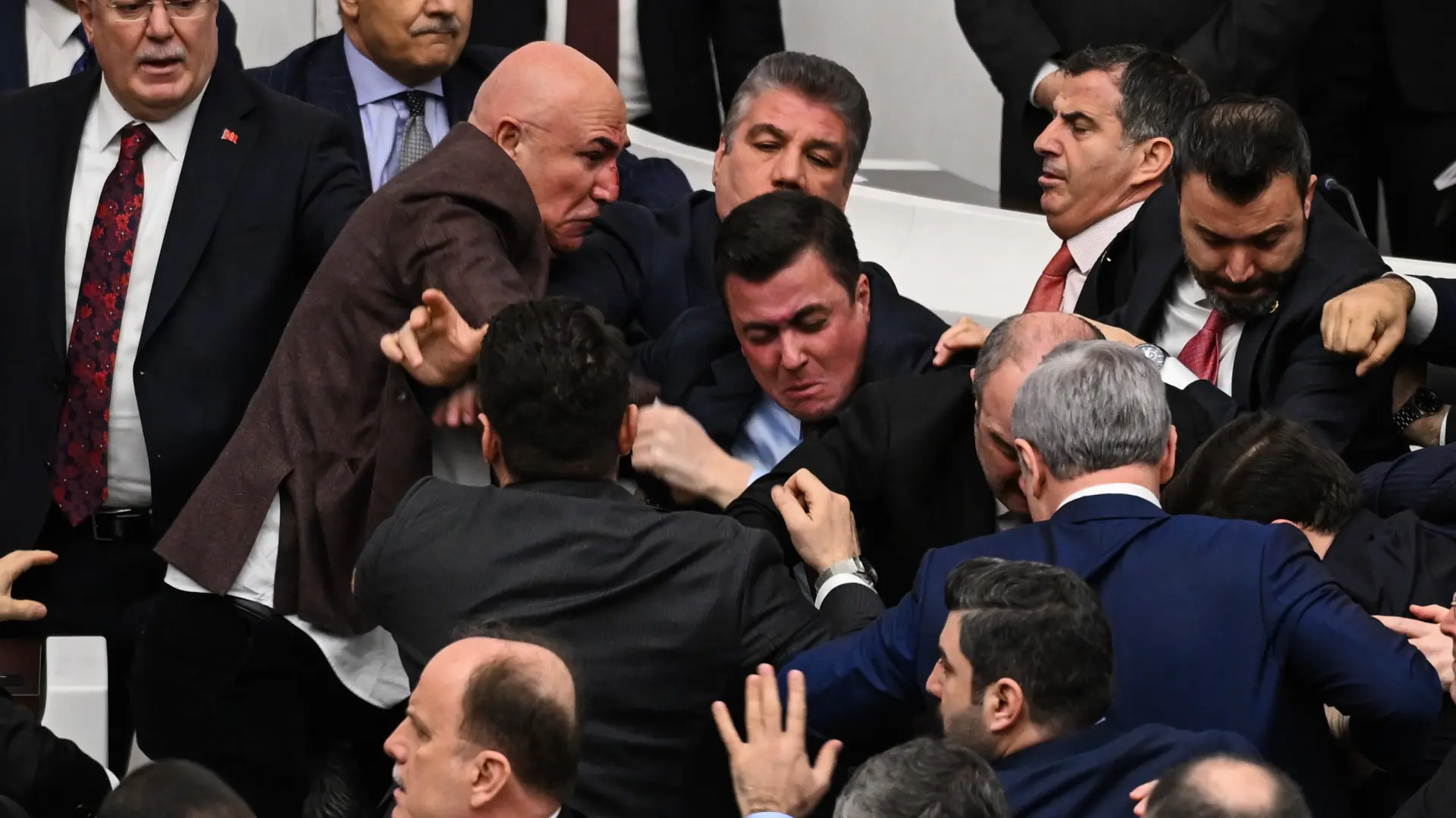 tuča parlament poslanici Turska-698cc259f170d.webp