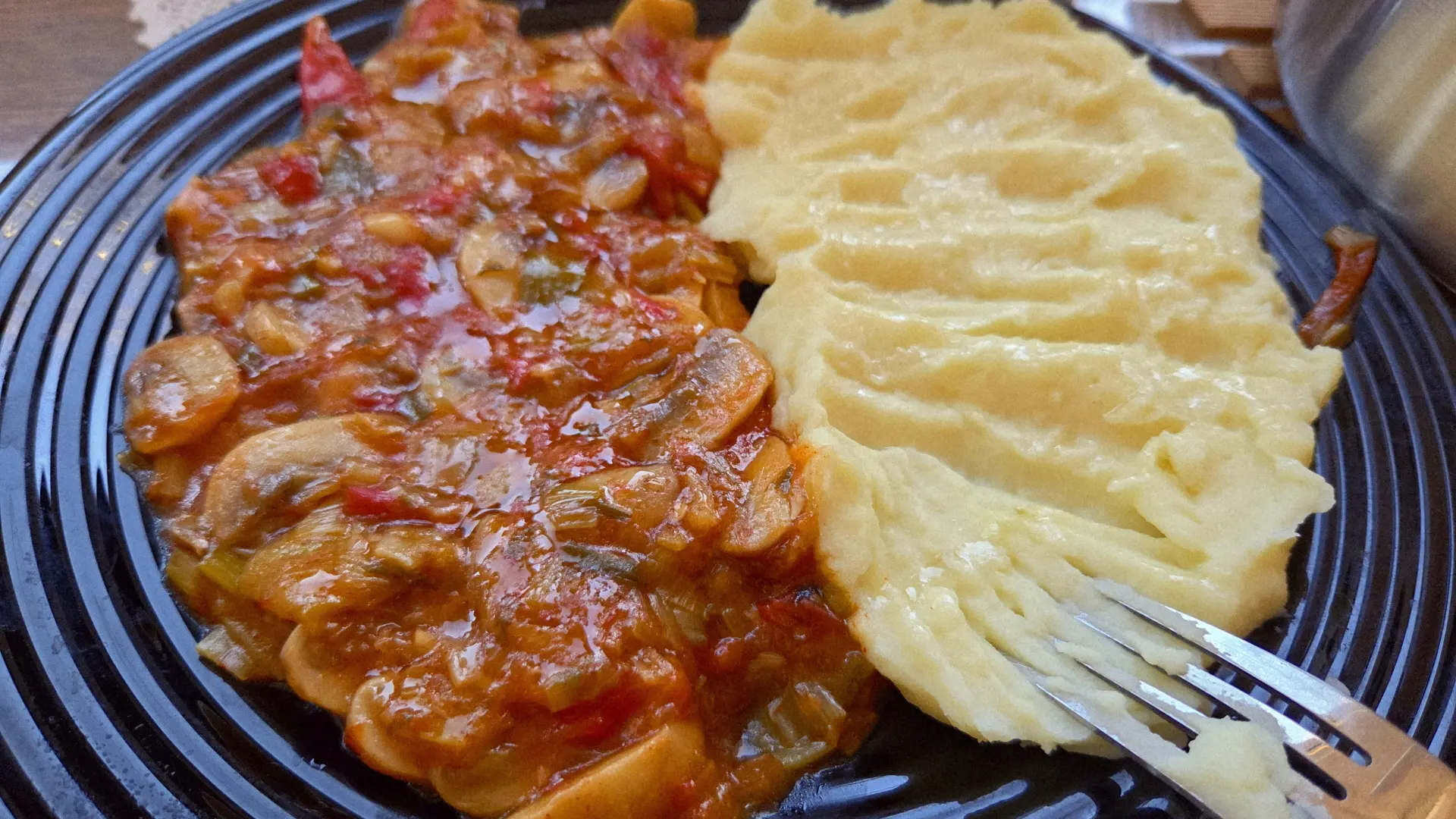 šampinjoni sa paradajzom bakina kuhinja 23-69b52b443430c.webp