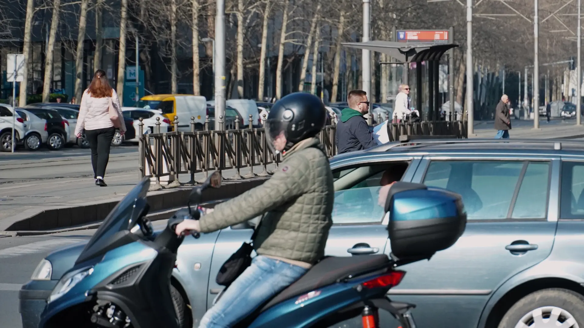 Beograd motor ulica vreme proleće zima ljudi šetnja saobraćaj automobil-69affb8186b23.webp