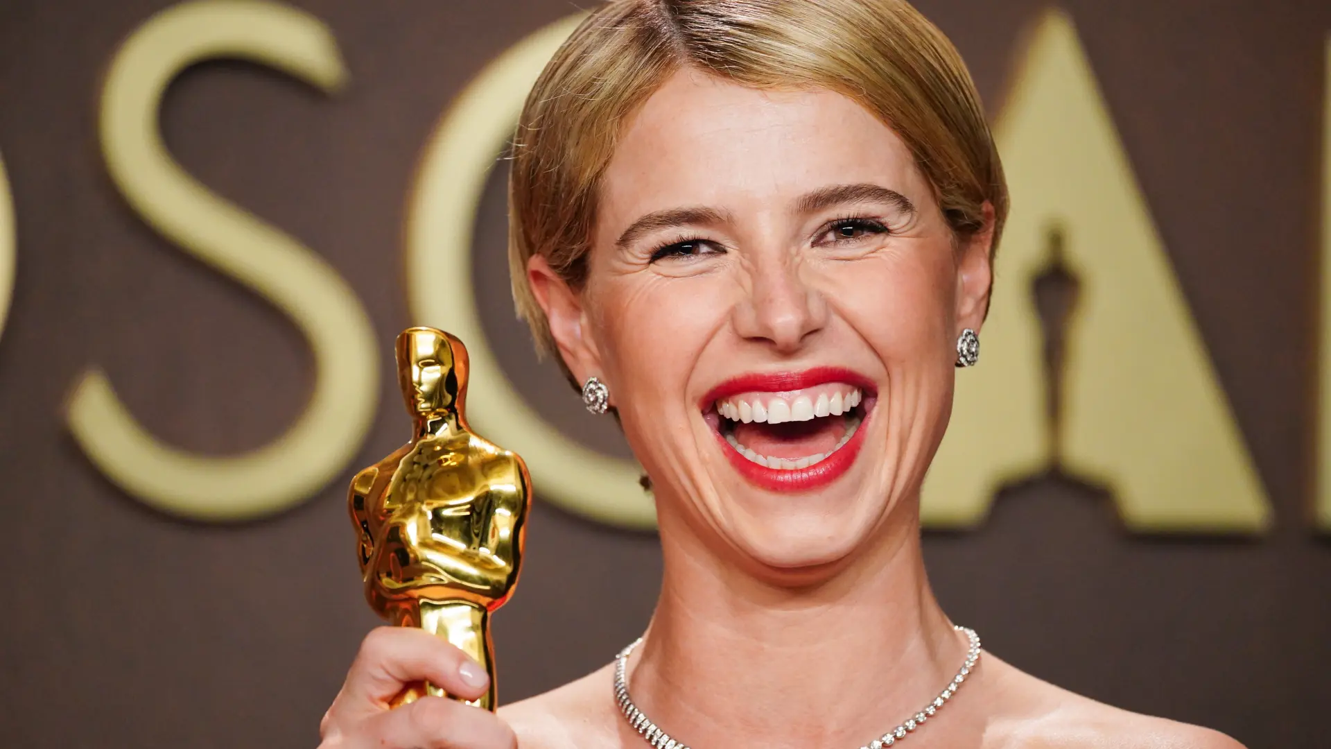 Jordan StraussInvisionAP džesi bakli oskar dodela oskara hamnet-69b7c02f19dff.webp