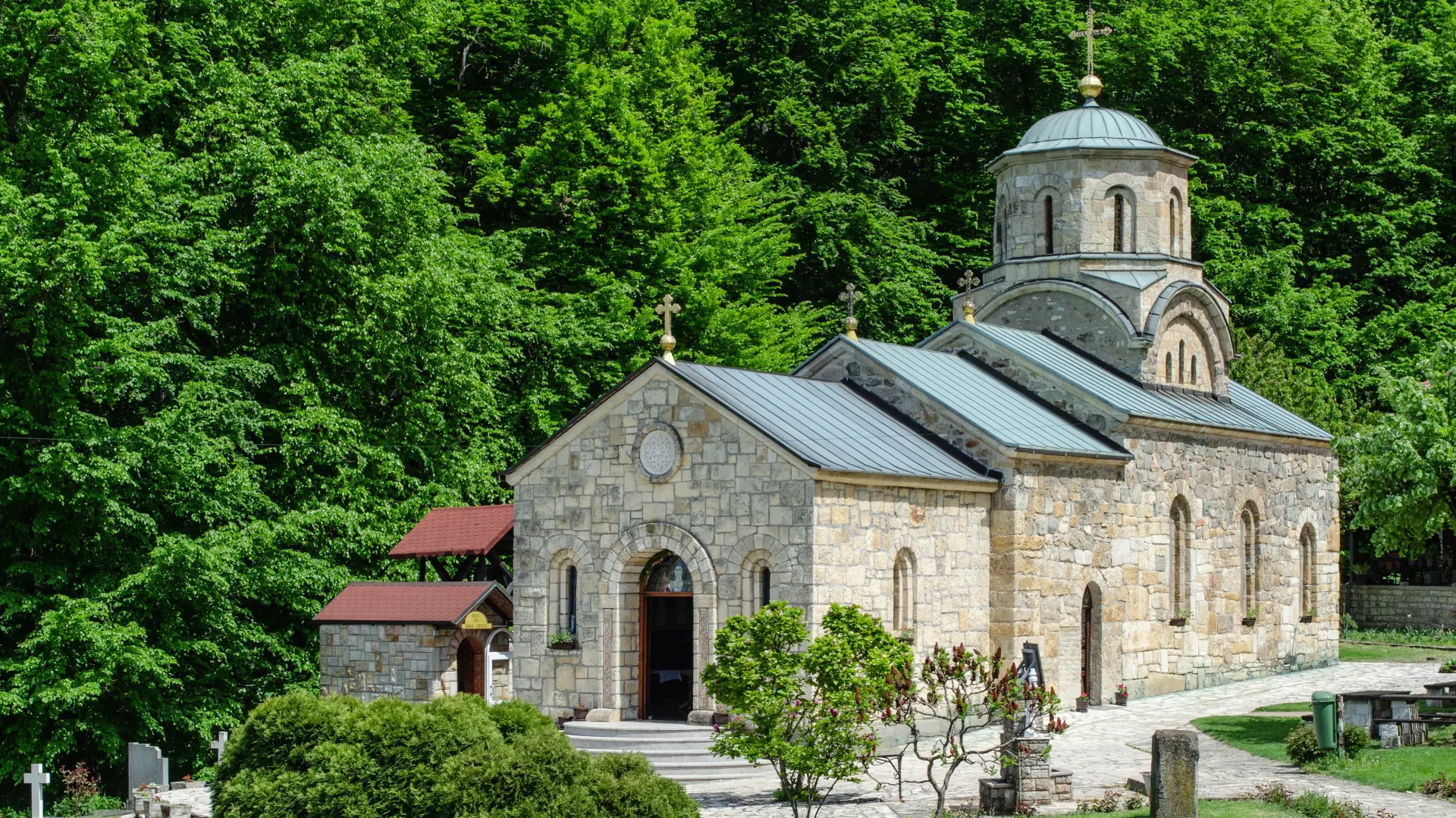 Manastir Tresije shutterstock_2284930525-69be9bf7d6da9.webp