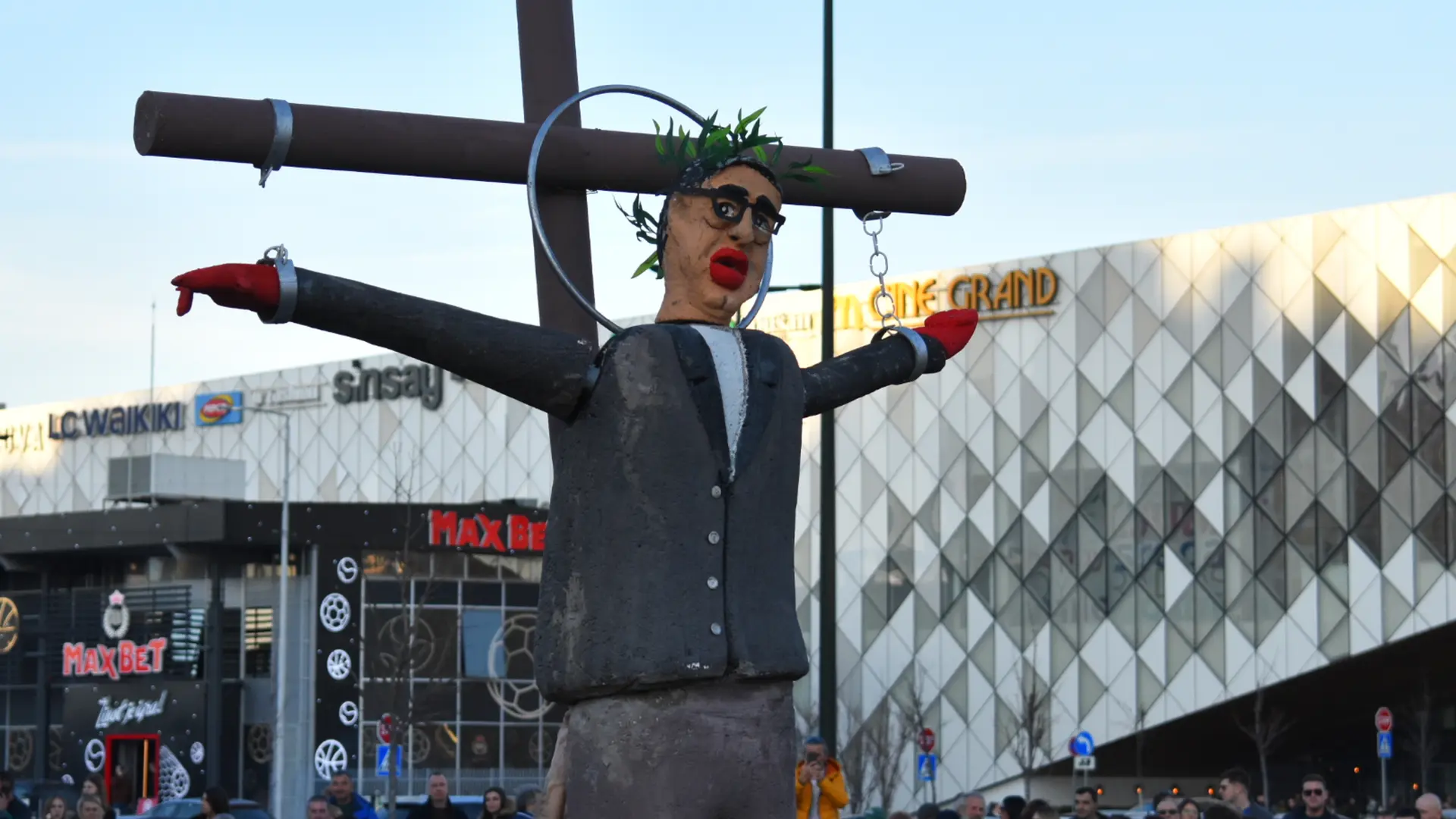 Niš protest lutka Aleksandar Vučić krst-69a4872a287ea.webp