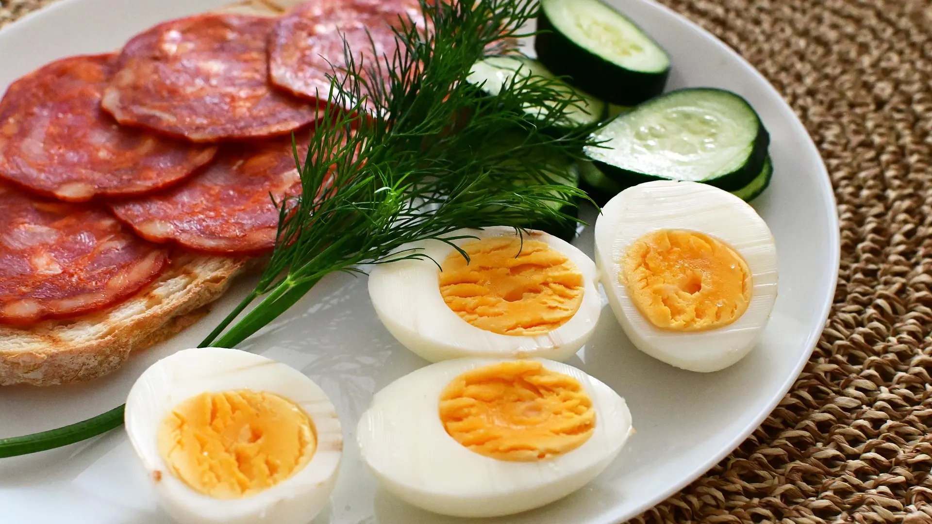 doručak jaja kulen suhomesnato hrana krastavac hleb-69afcc799a404.webp