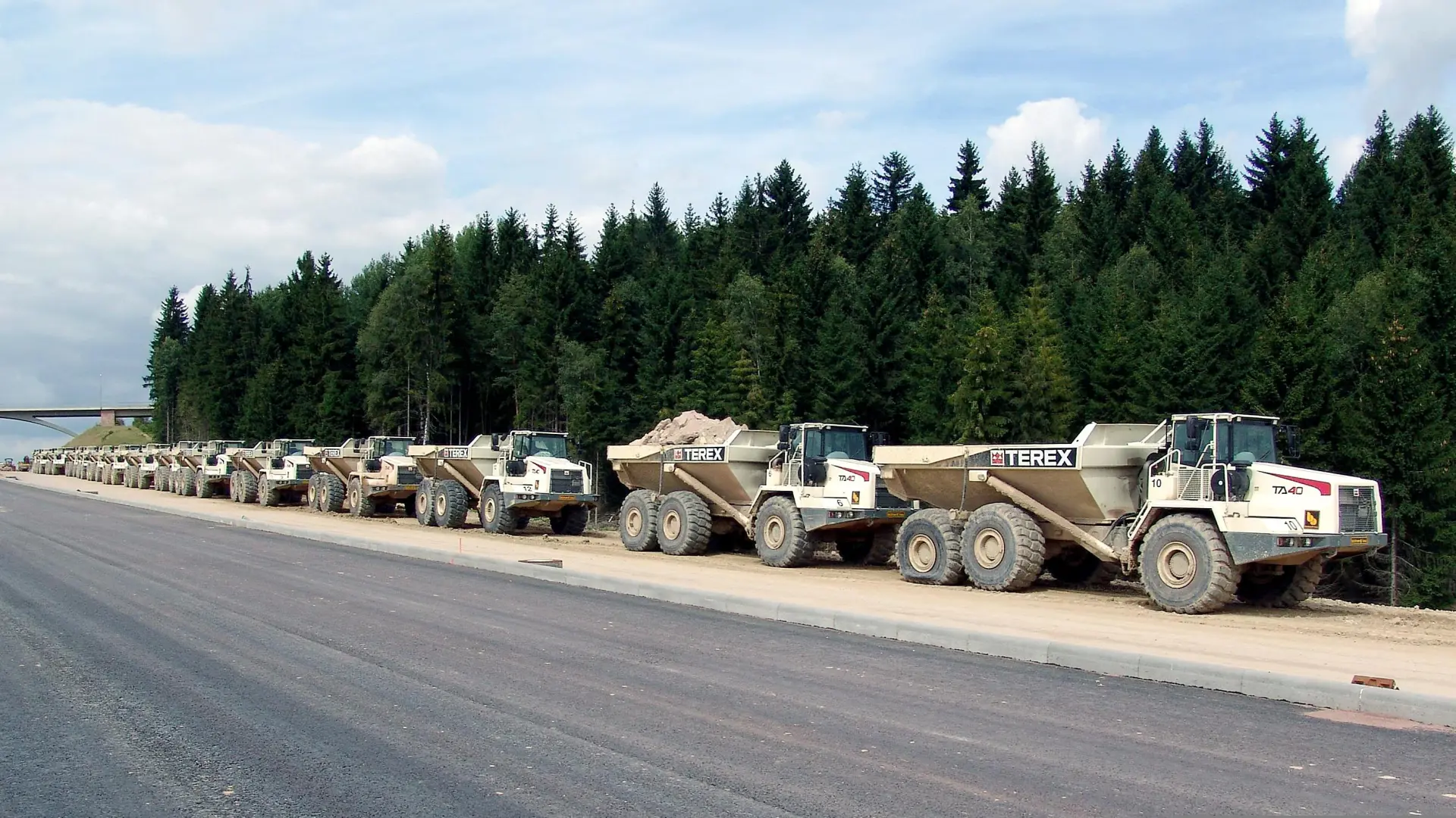 gradnja puta saobraćajnica radne mašine kamioni Pixabay ilustracija-69c3b5ff006f8.webp