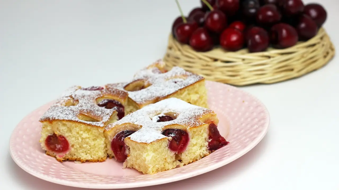 lenja pita sa višnjama-69b84b96ed41b.webp