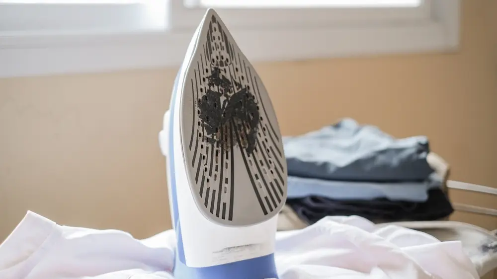 pegla, yagoreli tragovi na pegli, prljava pegla, peglanje-69a83128d48c2.webp