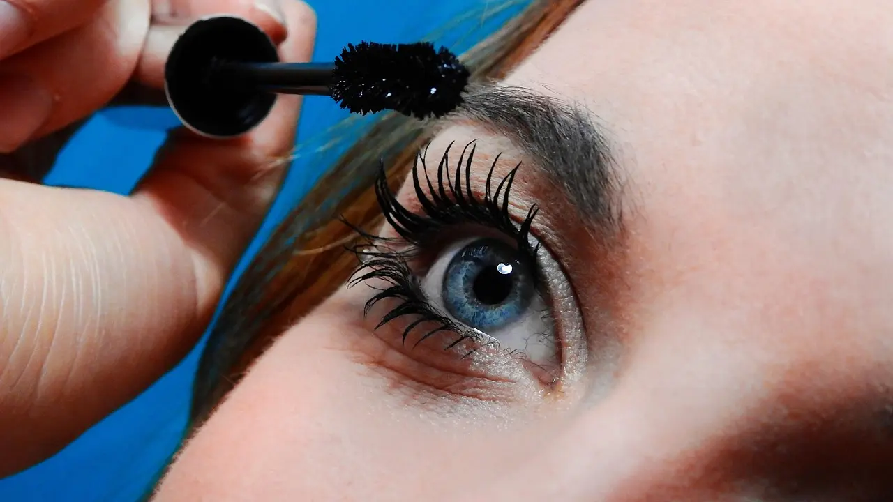 pixabay, stavljanje maskare, maskara, šminkanje, mejkap, make-up-69c27a7c8a112.webp