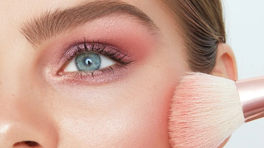 rumenilo, šminkanje, stavljanje rumenila, šminka-69b957799dd1a.webp