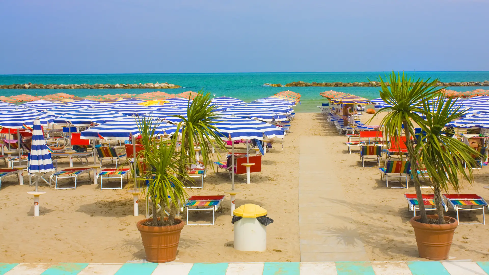 shutterstock, Pezaro, Italija, plaža, ležaljke, suncobrani-69c961053f614.webp