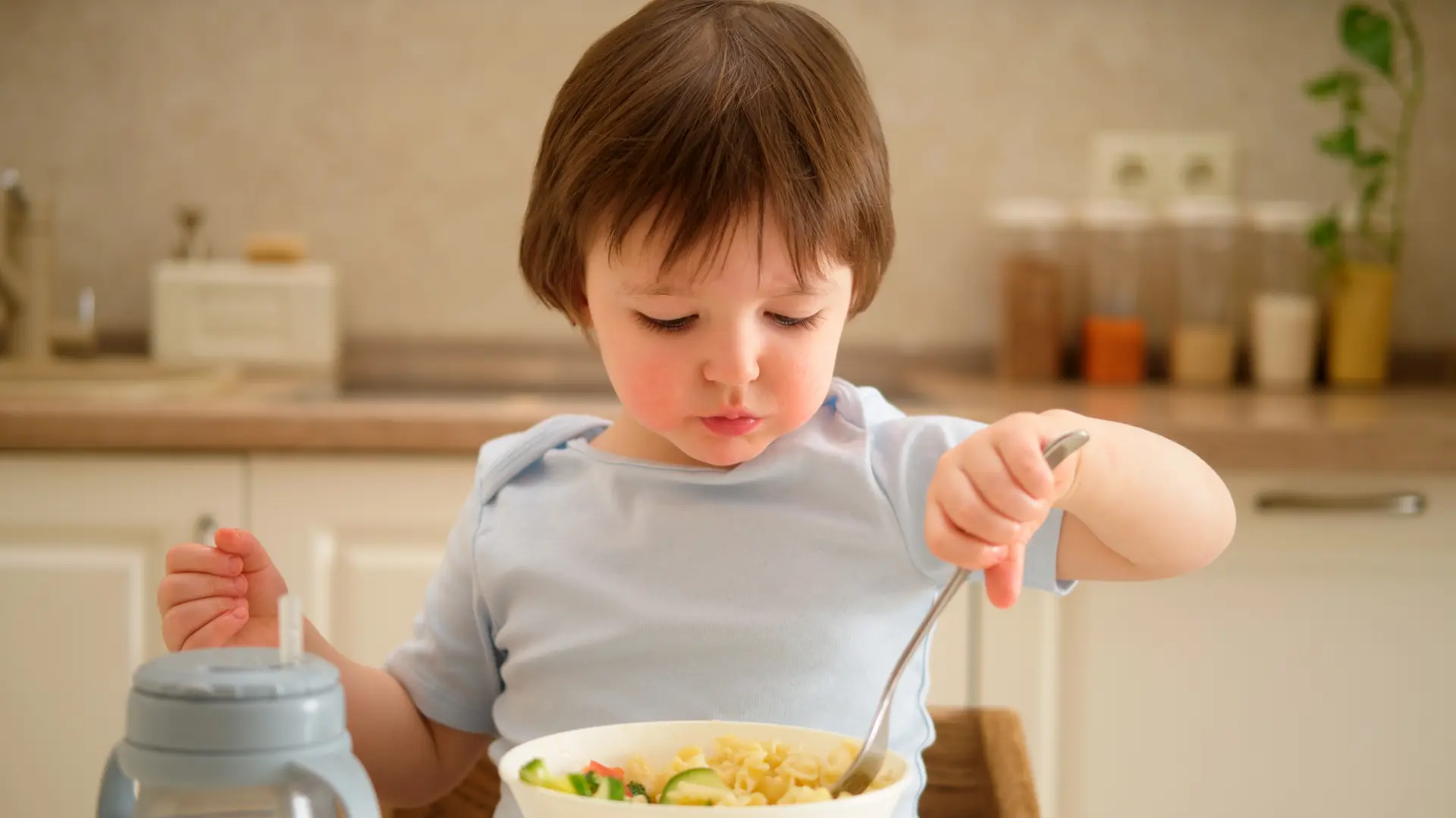 shutterstock, dete jelo, beba-69c41aecd70e6.webp