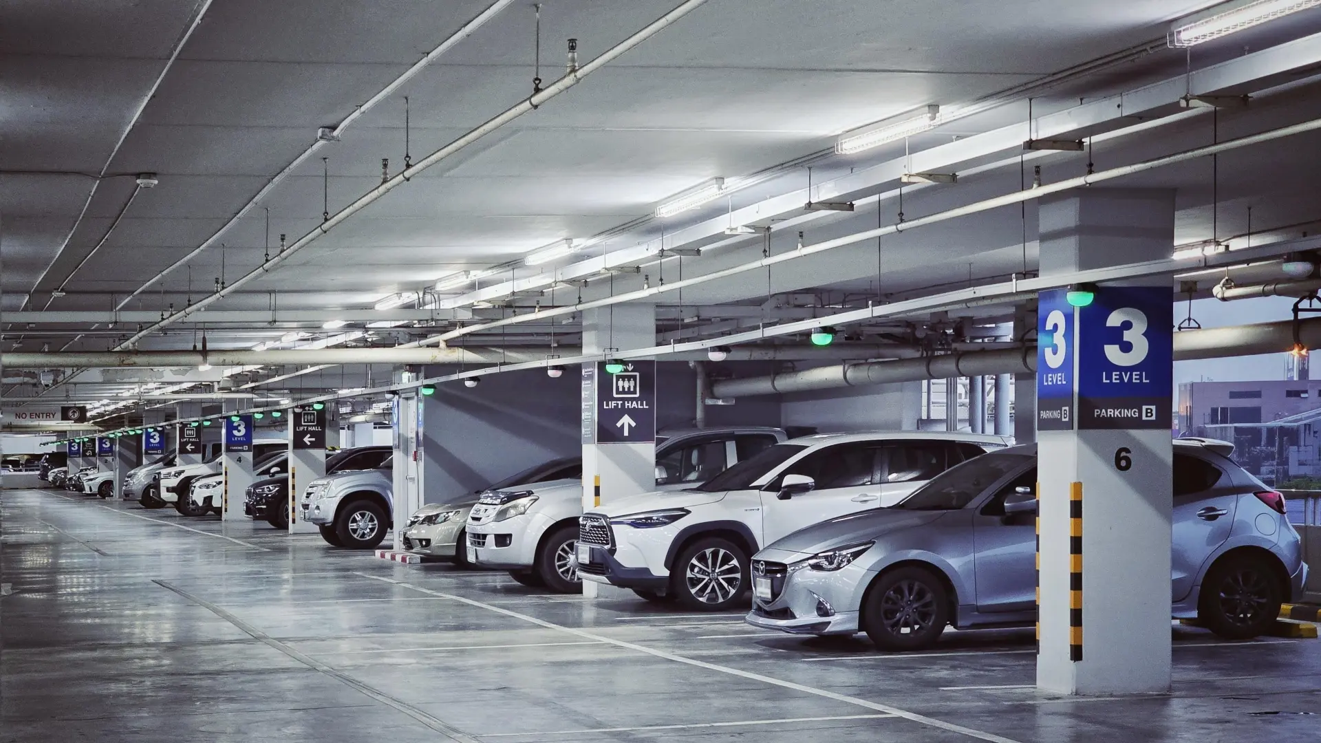 shutterstock, garaža, garažno mesto, automobili-69bd264a4e2aa.webp