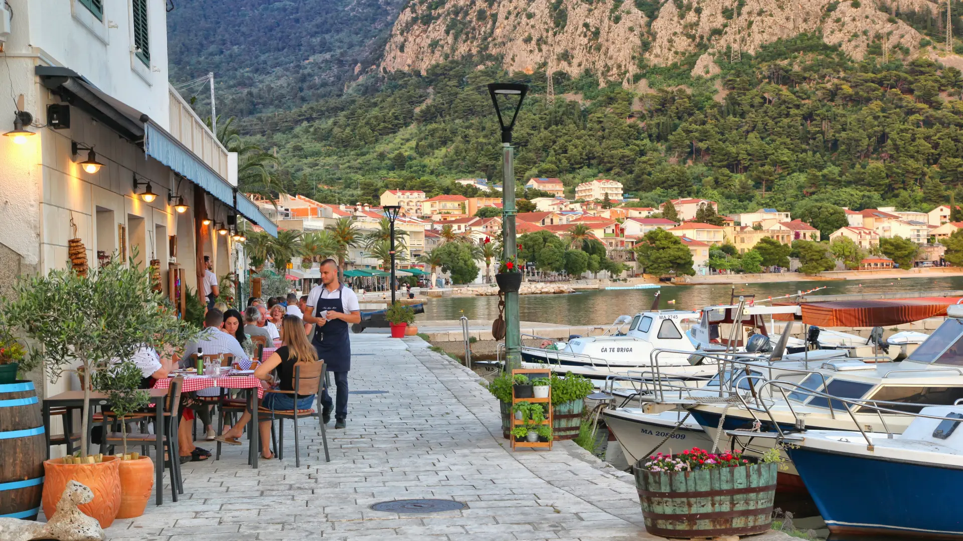 shutterstock, jadran, primorje, hrvatska,sezonski radnici, sezonski posao, konobar, kafić, kafana, restoran-69bbb054b643c.webp