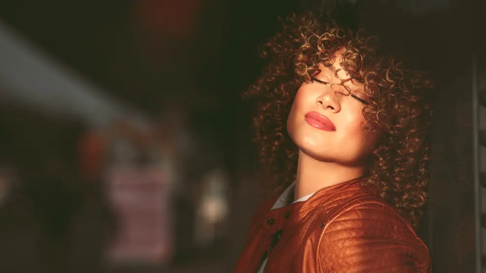 shutterstock, kožna jakna, braon kožna jakna, jakna, moda, frizura, kovrdžava kosa, kosa-69c149a1c6157.webp