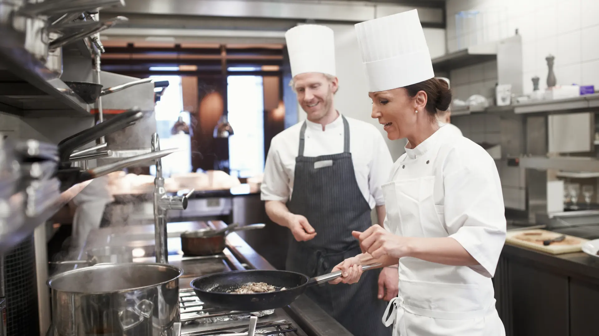 shutterstock, kuvar, kuvarica, kuhinja-69aea2d251b8e.webp