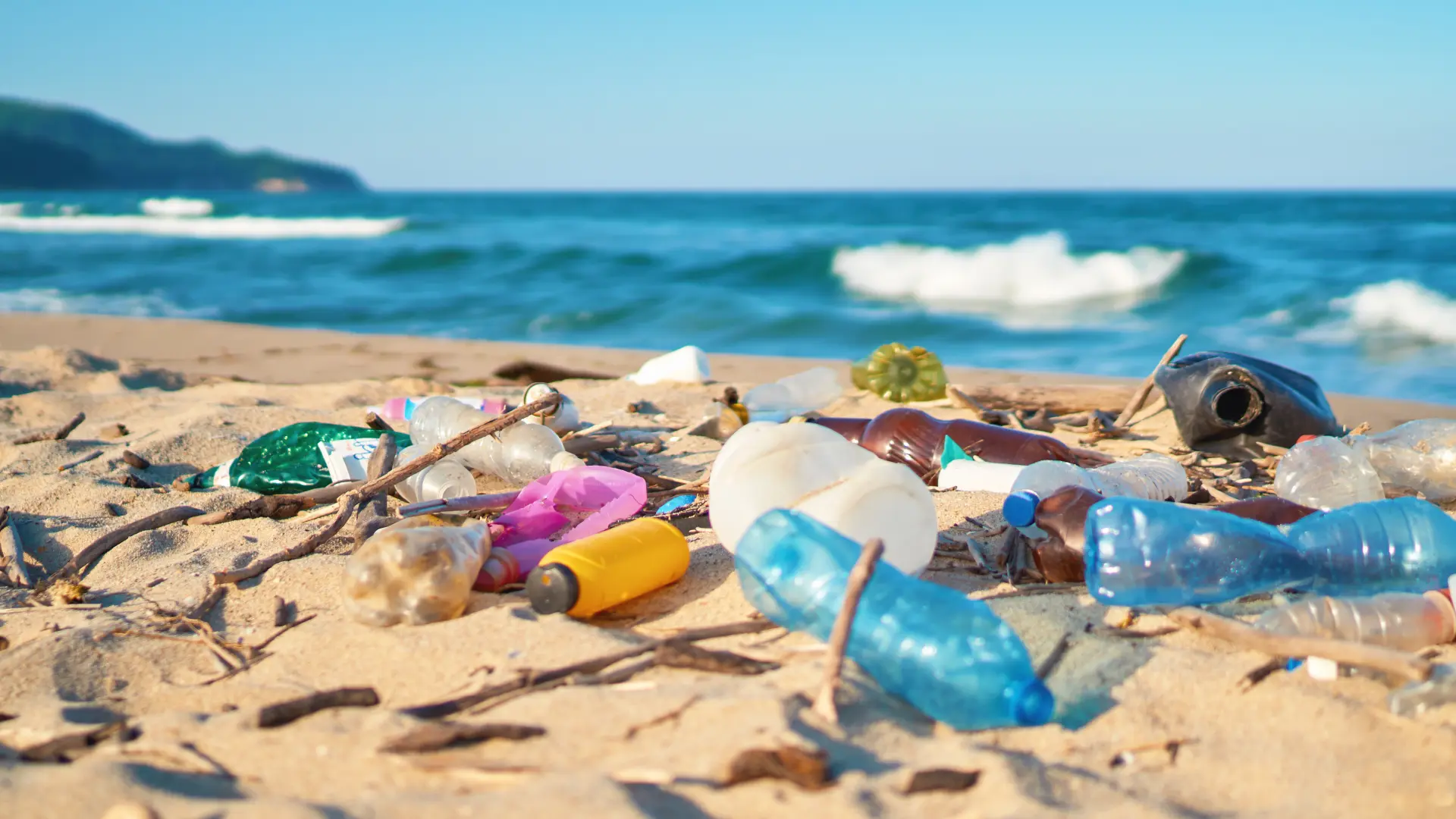 shutterstock_1086143234 plastika na plaži u prirodi mikroplastika plaža more zagađena zagađenost đubre otpad prirodna sredina pesak flaše otpadci-69b2c0ce51936.webp