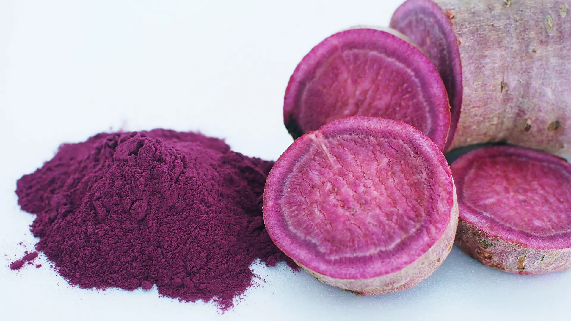 shutterstock_1188096583 ljubičasti krompir jam ube latte late jam-69aaa4586165e.webp