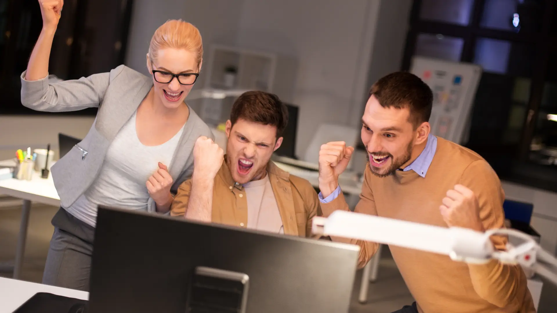 shutterstock_1244326690 radovanje sreća pobeda uspeh posao  osmeh povišica-69ca5f06966ff.webp